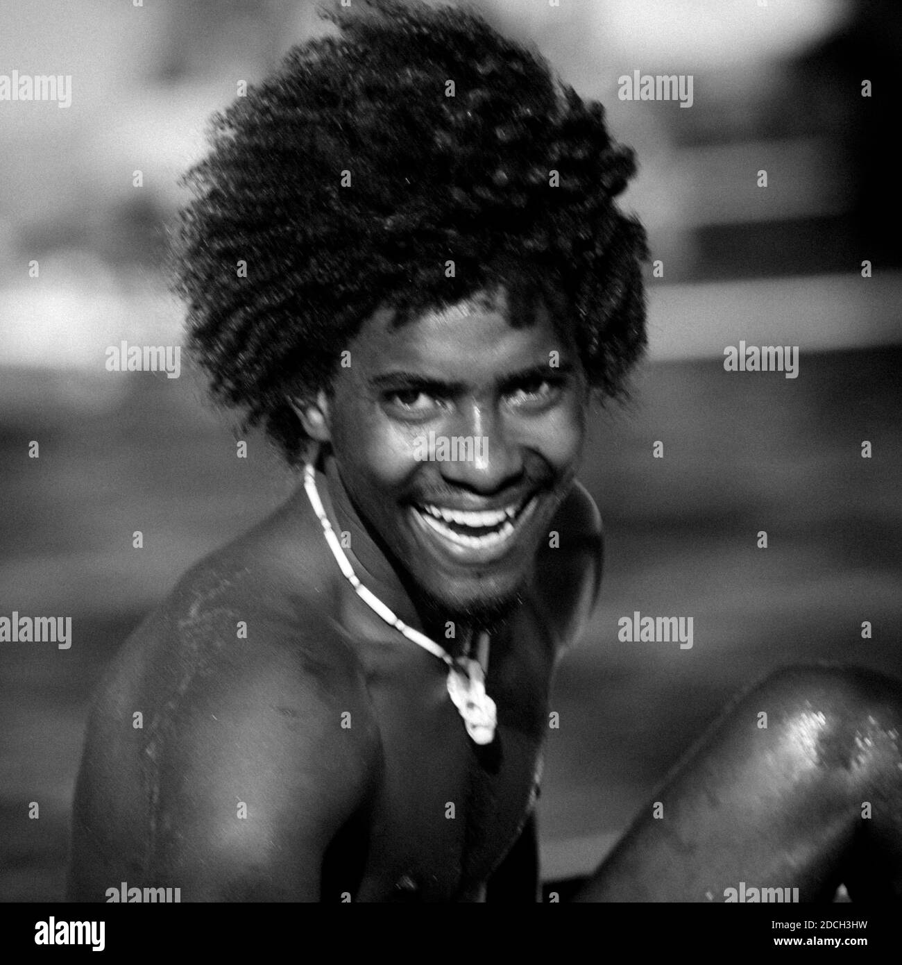 Mann mit haarigen Kopf lächelnd, Lamu County, Lamu, Kenia Stockfoto