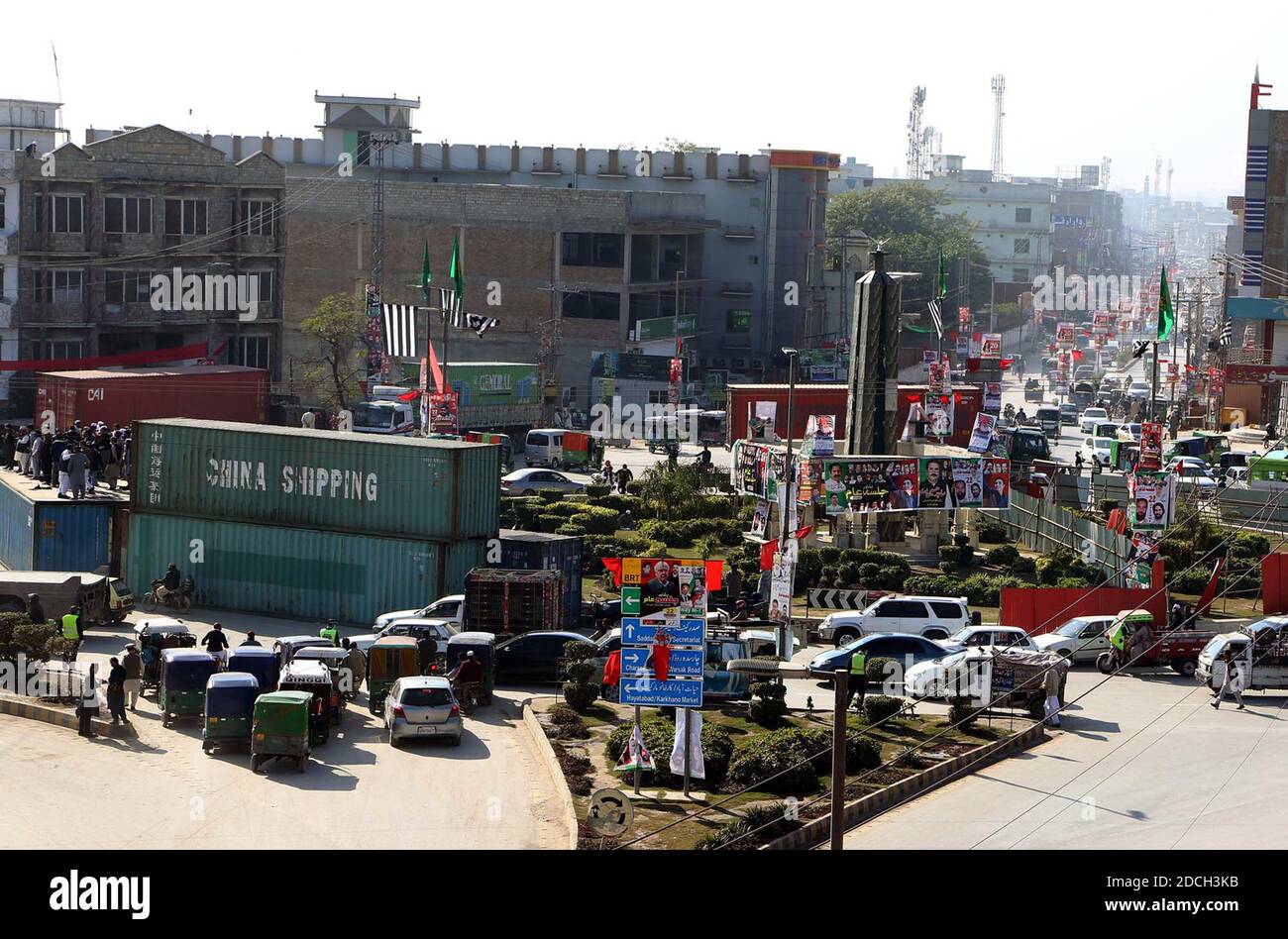 Ansicht der Vorbereitungen die Arbeiten für die öffentliche Versammlung der Pakistan Democratic Movement (PDM) kommen voran, auf der Ringstraße in Peshawar am Samstag, 21. November 2020. Stockfoto