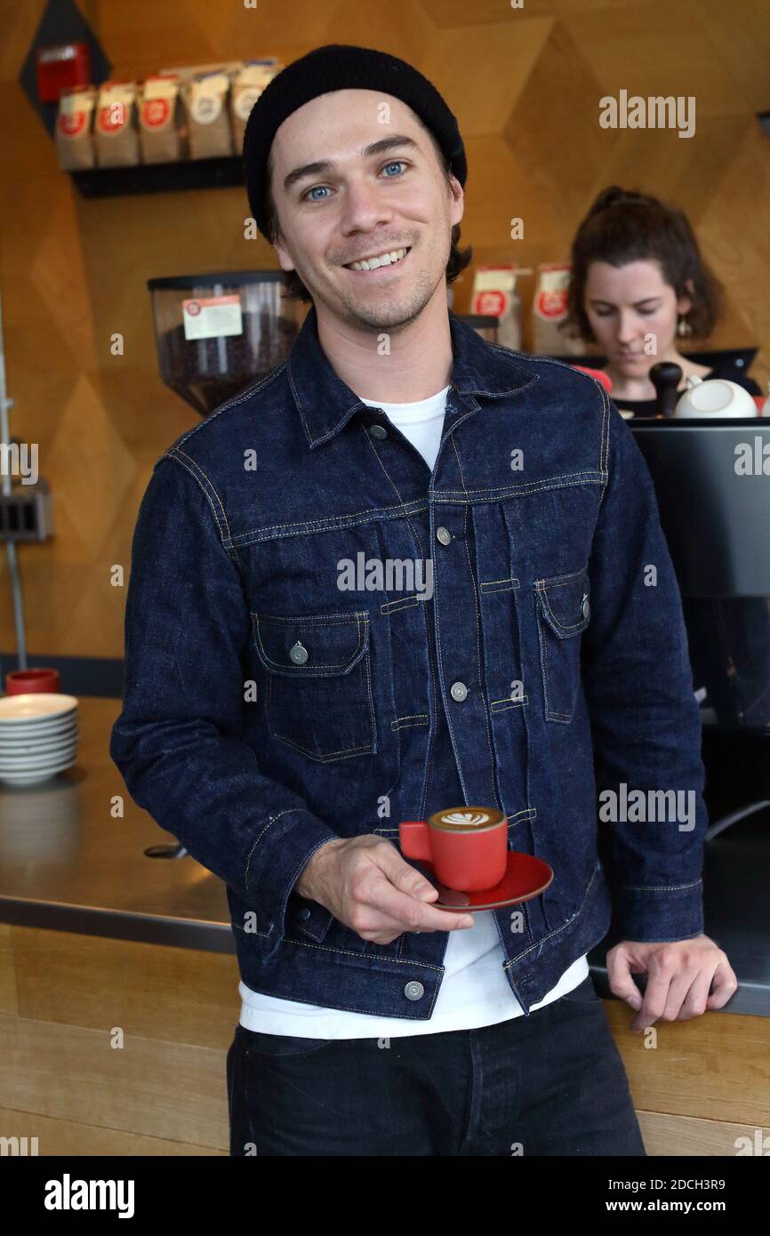 VEREINIGTE STAATEN / Kalifornien /trendiger junger Mann, der lächelt und eine Tasse Kaffee hält. Stockfoto