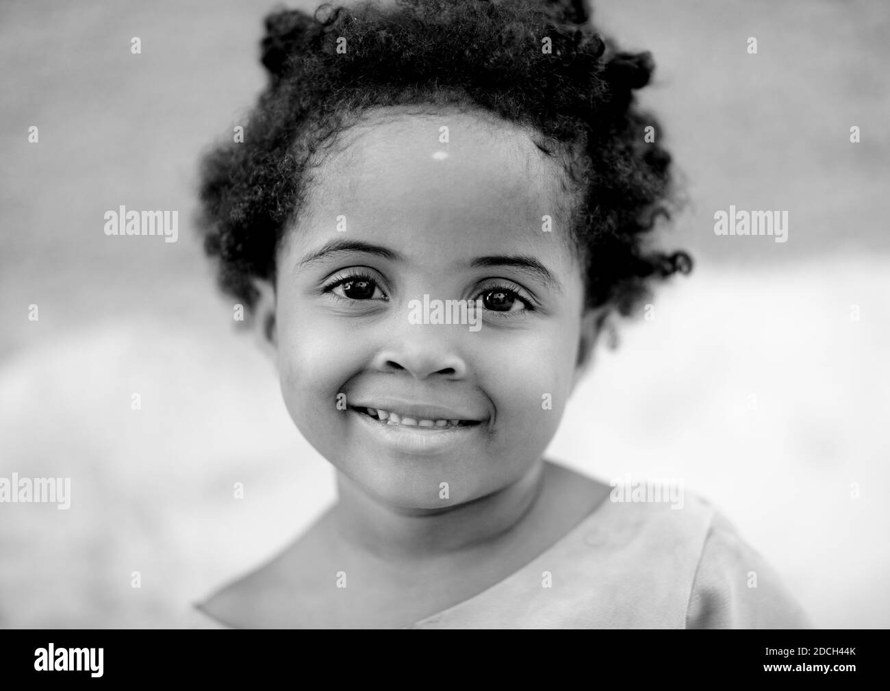 Porträt eines lächelnden suaheli-Mädchens, Landkreis Lamu, Lamu, Kenia Stockfoto