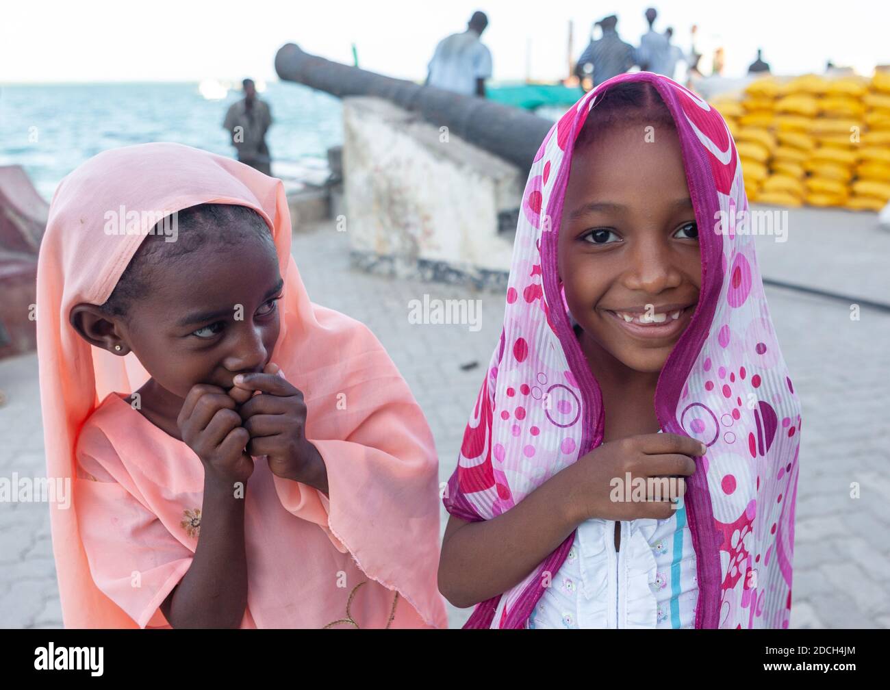 Muslimische Grillen mit bunten Schleiern, Lamu County, Lamu, Kenia Stockfoto