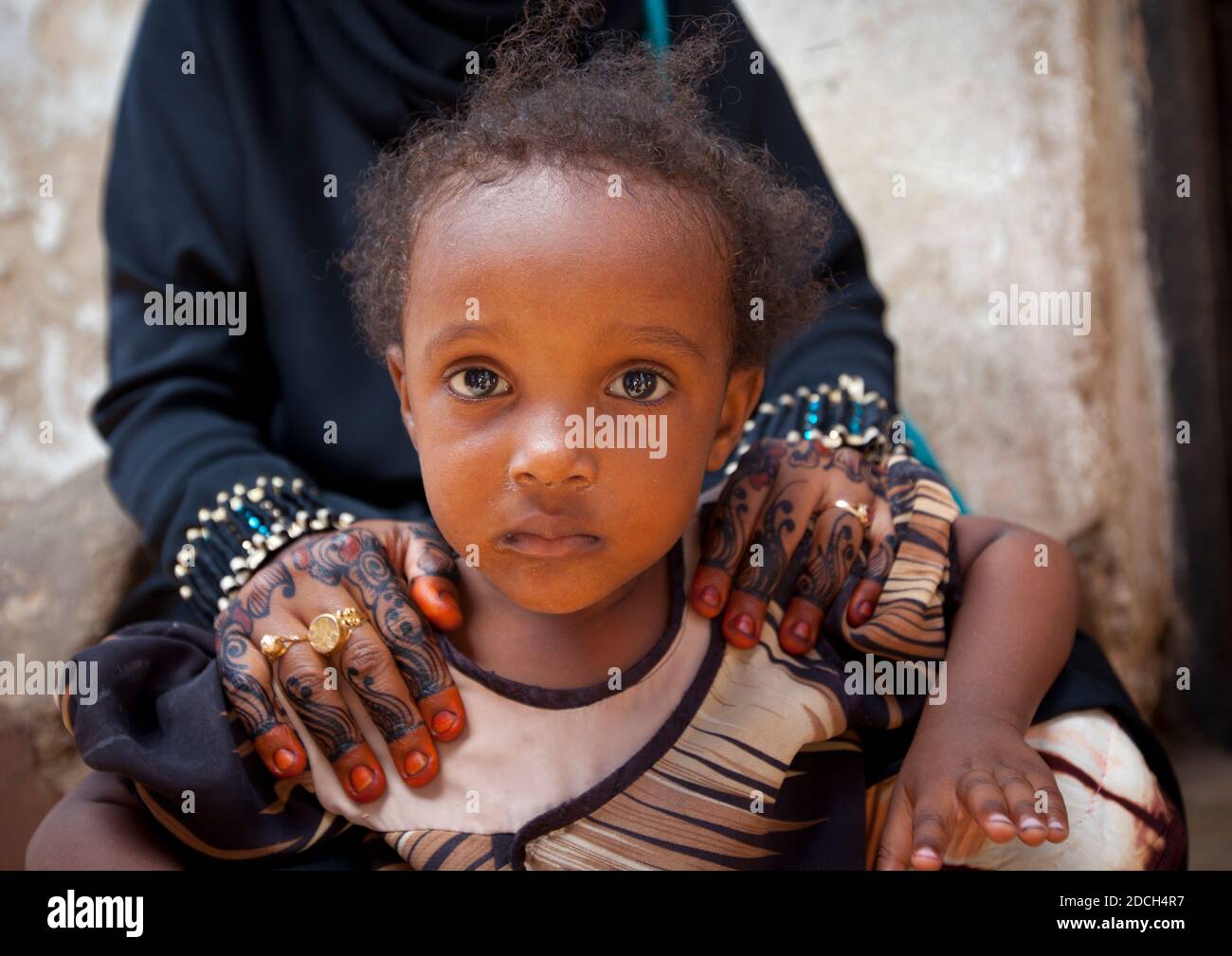 Muslimische Frau mit Henna bemalten Händen und ihre Tochter, Lamu County, Lamu, Kenia Stockfoto