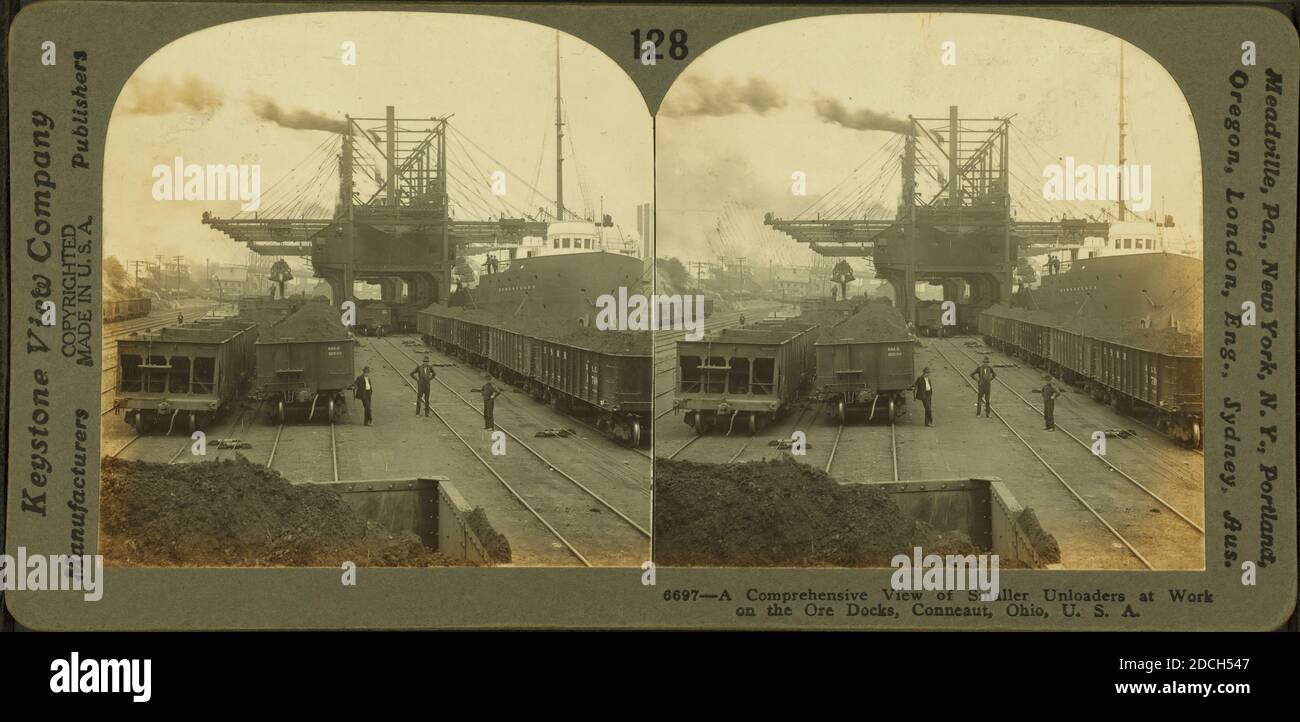 Eine umfassende Ansicht von kleineren Uploadern bei der Arbeit auf dem Ruder Docks, Conneaut, Ohio., Keystone View Company, Ohio Stockfoto
