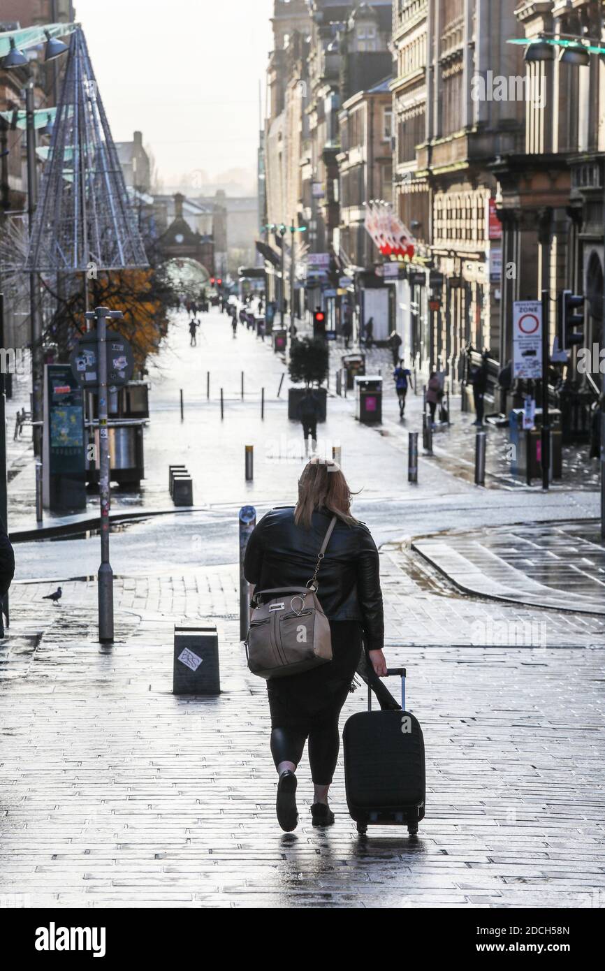 Glasgow, Großbritannien. Am ersten Tag der Scottish Executives Tier 4 Lockdown Direktive, Glasgow Stadtzentrum, insbesondere Buchanan Street, normalerweise ein geschäftiges und pulsierendes Einkaufsviertel, Es war fast menschenleer, die meisten Geschäfte waren geschlossen und vernagelt und nur ein paar offene Geschäfte, die wichtige Sachen verkauften, und Kunden, die normalerweise ein Café oder Restaurant besuchten, mussten sich mit einem Take Away abfinden. Mit Reisebeschränkungen in Kraft, Queen Street Bahnhof und Glasgow Central Stationen waren fast leer von Pendlern. Kredit: Findlay / Alamy Stockfoto