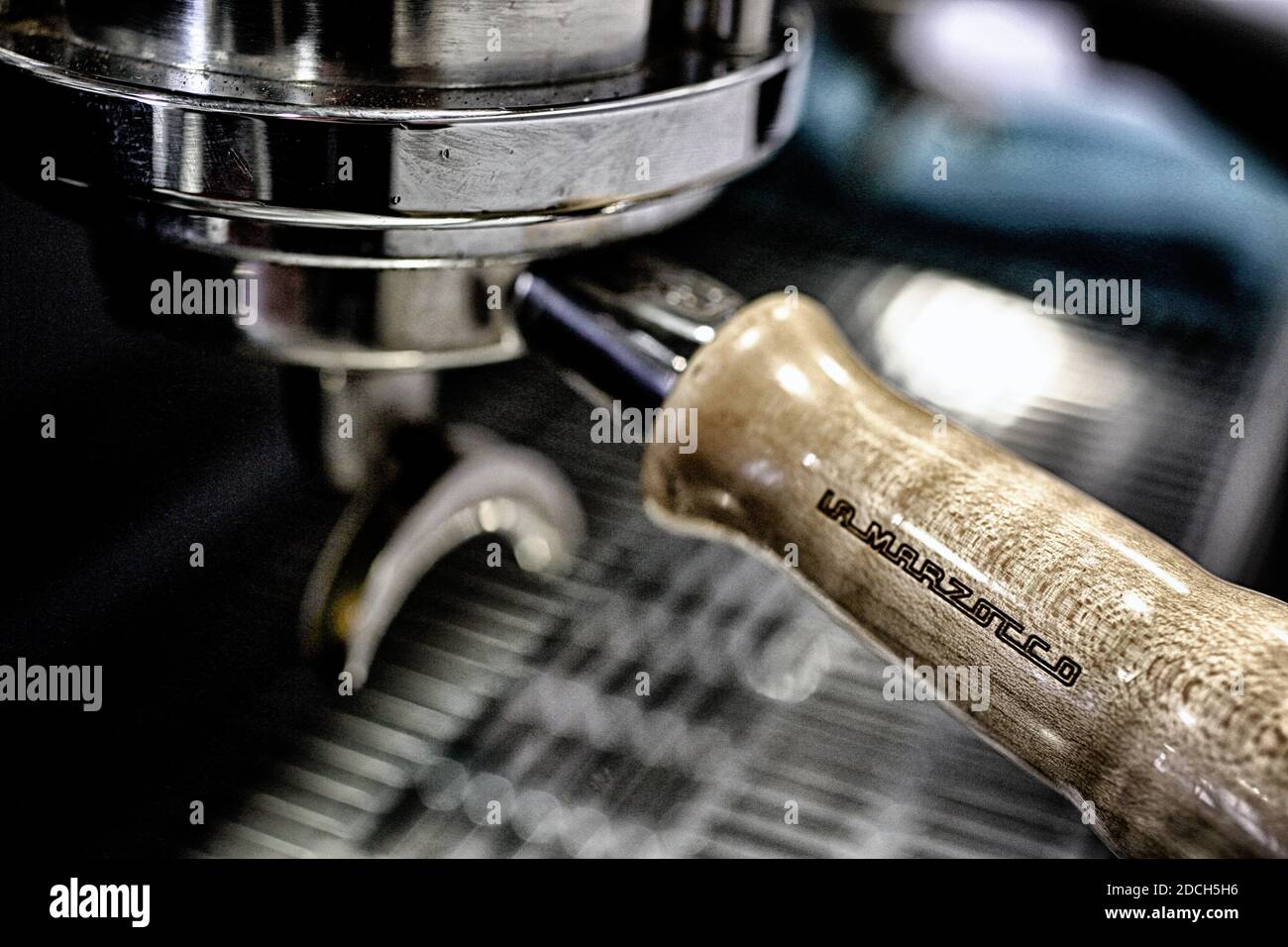 Nahaufnahme von kundenspezifischen Espressomaschinen Portafilter Griff aus Holz Stockfoto