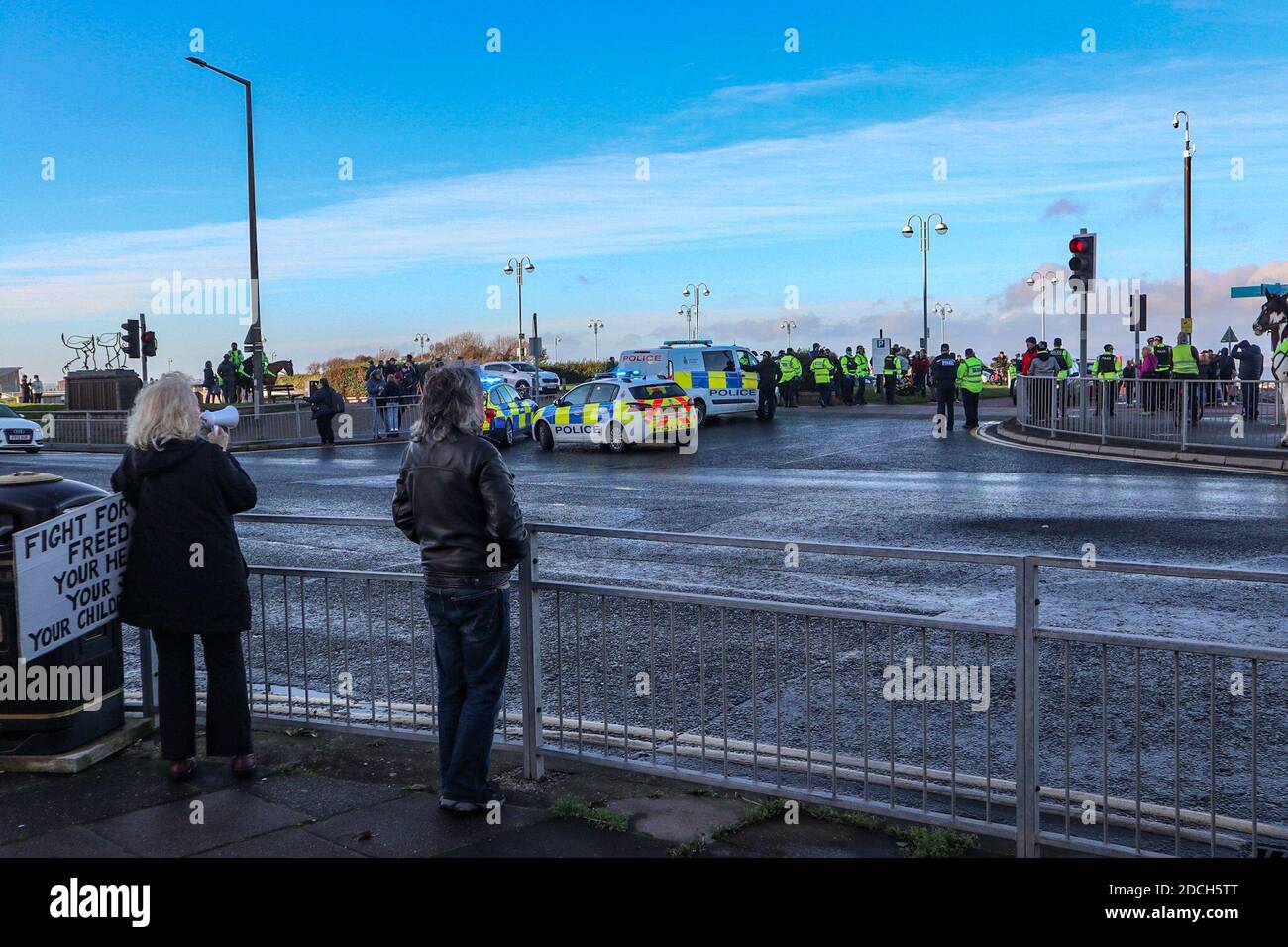 Morecambe Lancashire, Großbritannien. November 2020. Die Polizei bricht am Samstagnachmittag einen Anti-COVID-Protest in Morecambe auf, nachdem sie mindestens eine Festnahme durchgeführt hat.Danach setzt ein einsamer Protestler die Demonstration mit einem Megaphon fort.Quelle: PN News/Alamy Live News Stockfoto