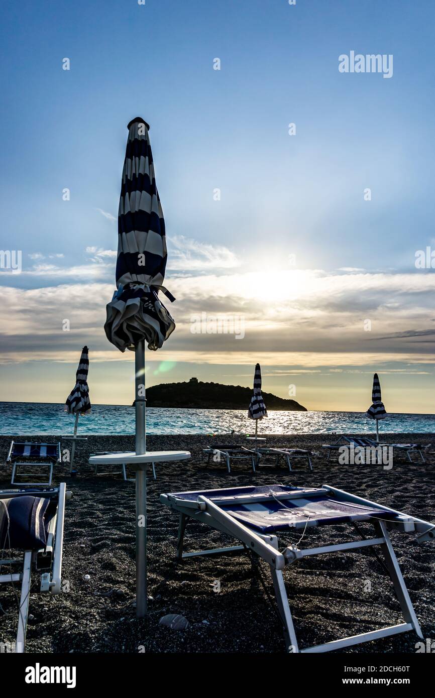 Vorderansicht eines Sonnenschirms und das Meer in der Hintergrund Stockfoto