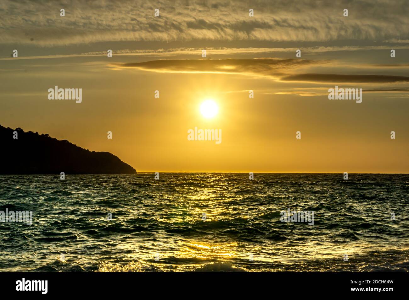 Vorderansicht des Sonnenuntergangs über dem Meer Stockfoto