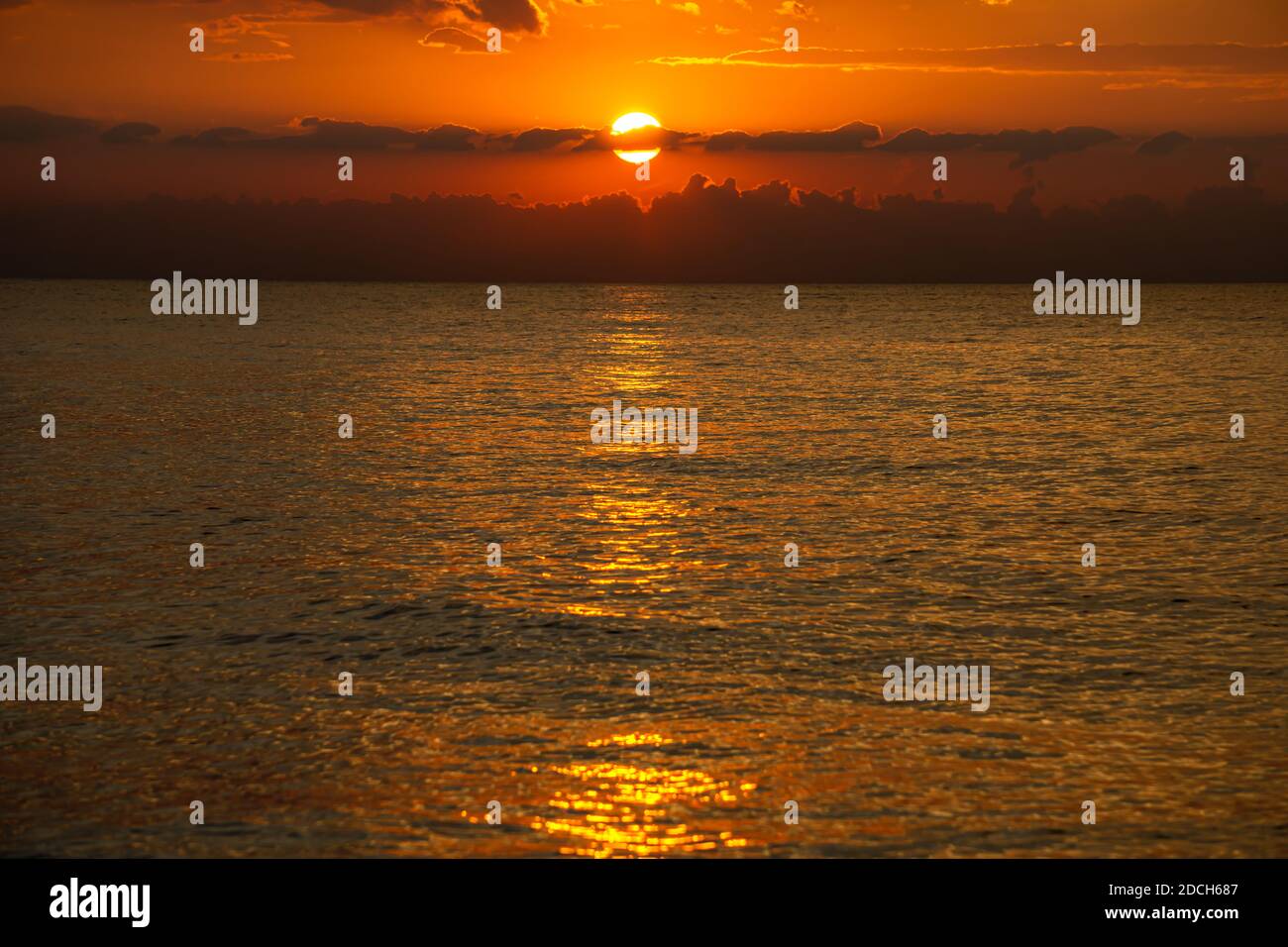 Sonnenuntergang über dem Meer in Diamante in Kalabrien Stockfoto