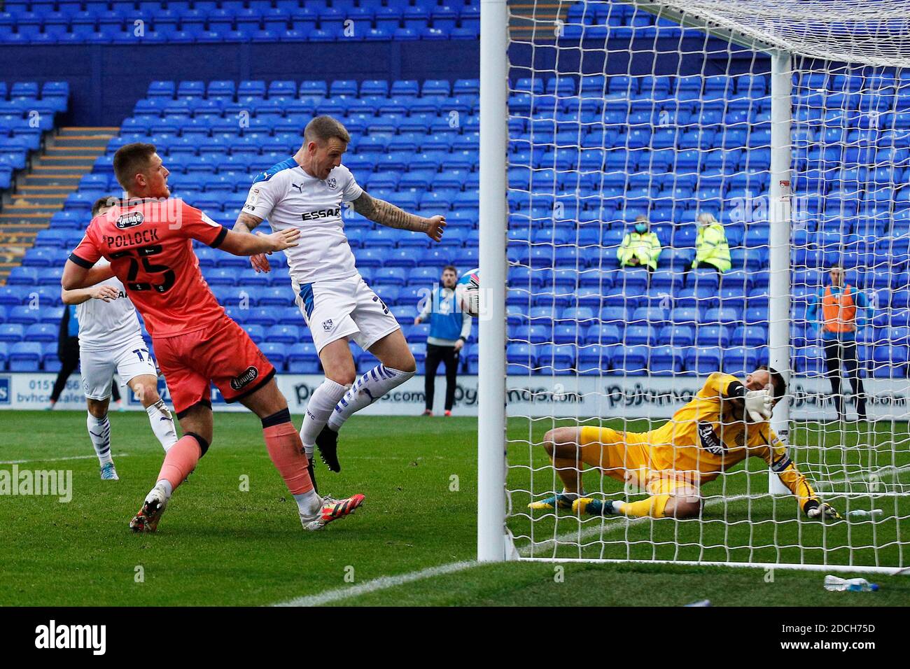 BIRKENHEAD, ENGLAND. 21. NOVEMBER Tranmeres Peter Clarke führt das zweite Tor während des Sky Bet League 2 Spiels zwischen Tranmere Rovers und Grimsby Town im Prenton Park, Birkenhead am Samstag, 21. November 2020. (Kredit: Chris Donnelly, MI News) Kredit: MI Nachrichten & Sport /Alamy Live Nachrichten Stockfoto