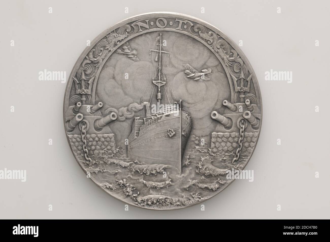 Gedenkmedaille, Johannes Cornelis Wienecke, 1919, Allgemein: 6.5 x 0,3cm 65 x 3mm, Gewicht: 99.5g, Drache, Dampfschiff, Waffensign, Waffen und Munition, Silbermedaille, geprägt für die Nederlandsche Overzee Trustmaatschappij, 1919. Auf der Vorderseite ist das Wappen mit dem niederländischen Schild mit dem kletternden Löwen, umgeben von Emblemen von Handel und Industrie. Darüber ist die Inschrift 1914-1919. All dies ist umgeben von Ähren aus Mais und umgeben von der kreisförmigen NEDERLANDSCHE OVERSEETRUSTMAATSCHAPPIJ. An der Unterseite des Rundschreibens ist JWC eingraviert. Auf der Rückseite befindet sich ein Stockfoto