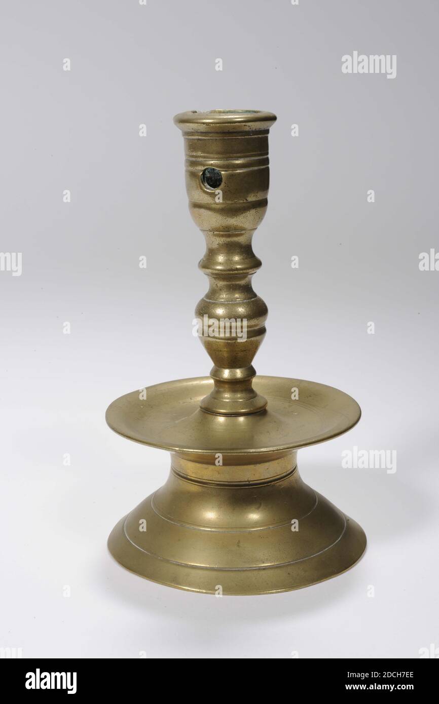Kerzenständer, Anonymous, erste Hälfte des 17. Jahrhunderts, Allgemein: 15.4 x 9.3cm 154 x 93mm, Messingskirt Kerzenständer bestehend aus einem zylindrischen profilierten Kerzenhalter mit runder Öffnung, stehend auf einem eingeengten Balusterschaft auf einer maßstabförmigen Fettfalle und einem glockenförmigen Sockel , 1914 Stockfoto