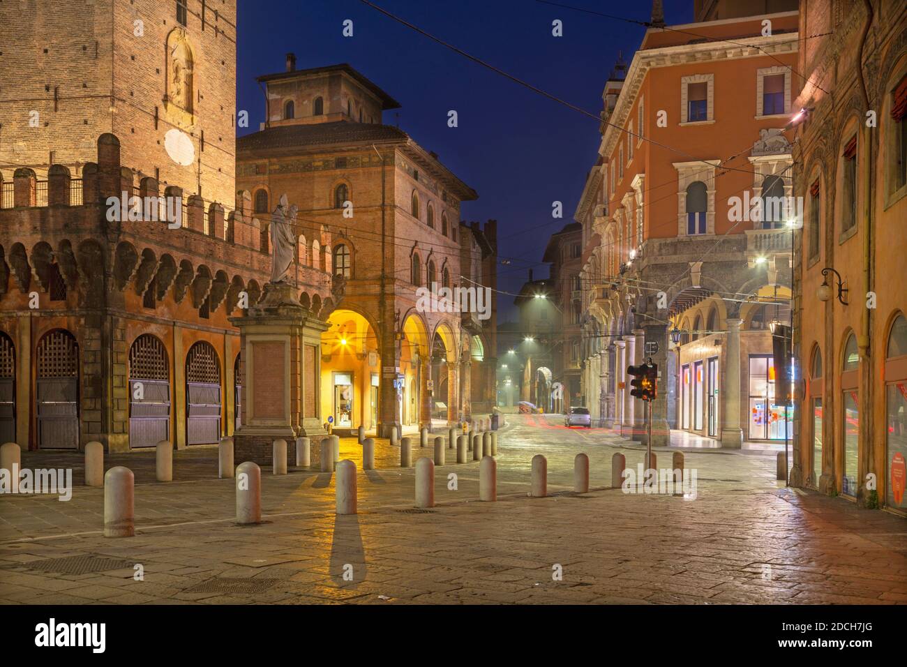 Bologna - Panorama der Platz Piazza della Mercanzia in der Abenddämmerung. Stockfoto