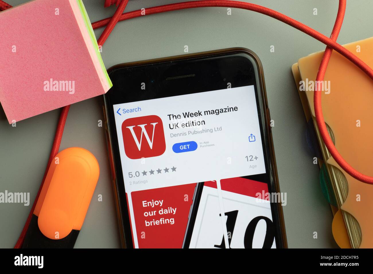 New York, USA - 7. November 2020: Das Wochenmagazin UK Edition App Store Logo auf dem Telefonbildschirm, illustrative Editorial. Stockfoto