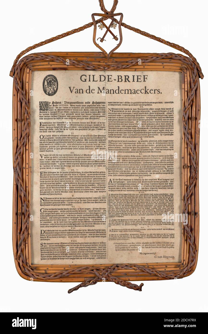 Brief, Anonym, 1659, Papier, Rattan, Allgemein: 69 × 42 × 2cm 690 × 420 × 20mm, Gildenbrief aus der Korbmacher-Gilde, gerahmt in einer Liste von geflochtenen Fäule. An der Spitze des Briefes ist ein Löwe mit dem Stadtwappen von Leiden auf seinem Schild in einer Klaue und ein Schwert in seiner anderen Klaue. Rechts davon ist GILDE-BRIEF Van de Mandemaeckers .. Unten ist ein Text, gedruckt in zwei Spalten, signiert unten rechts von G. van Hoogeveen. Der Rahmen ist mit einem Zopf-Motiv mit einem Schild an der Spitze verziert, derzeit leer, Stadtwappen, Löwe Stockfoto