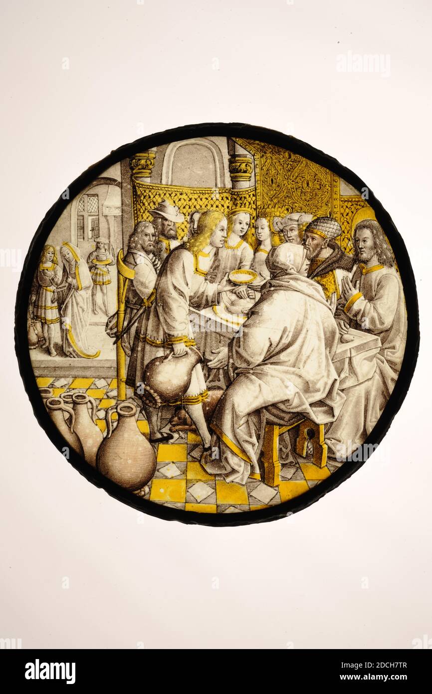 Glasscheibe, ca. 1510-1520, Glas, Blei, Durchmesser: 23.8 x 0,4cm 238 x 4mm, biblische Darstellung, Runde Glasscheibe mit Buntglasdarstellung der Hochzeit von Kana, Johannes 2:1-12. Maria weist ihren Sohn darauf hin, dass es bei der Hochzeit keinen Wein mehr gibt, als Christus sechs Fässer Wasser in Wein verwandelte. Die Scheibe folgt der biblischen Geschichte genau. Dargestellt sind sechs Wassergefäße, fünf auf dem Boden und sechs in der Hand des Zeremonienmeisters, der dem Mann links von Christus eine Schale Wein anbietet. Die Frau mit dem drapierten Mantel im Vordergrund, sitzt auf dem Hocker und halb sichtbar Stockfoto