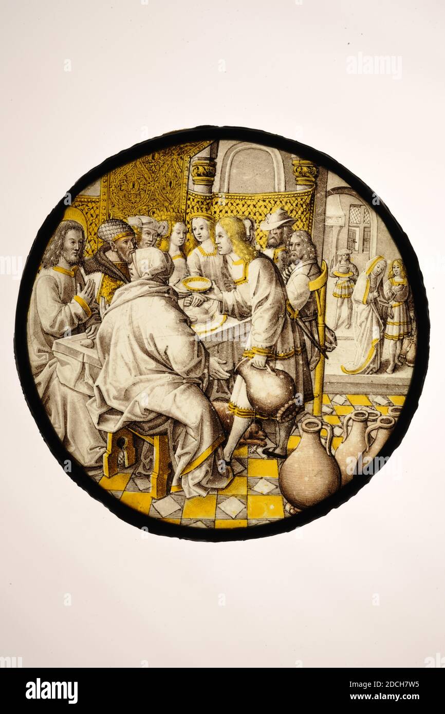 Glasscheibe, ca. 1510-1520, Glas, Blei, Durchmesser: 23.8 x 0,4cm 238 x 4mm, biblische Darstellung, Runde Glasscheibe mit Buntglasdarstellung der Hochzeit von Kana, Johannes 2:1-12. Maria weist ihren Sohn darauf hin, dass es bei der Hochzeit keinen Wein mehr gibt, als Christus sechs Fässer Wasser in Wein verwandelte. Die Scheibe folgt der biblischen Geschichte genau. Dargestellt sind sechs Wassergefäße, fünf auf dem Boden und sechs in der Hand des Zeremonienmeisters, der dem Mann links von Christus eine Schale Wein anbietet. Die Frau mit dem drapierten Mantel im Vordergrund, sitzt auf dem Hocker und halb sichtbar Stockfoto