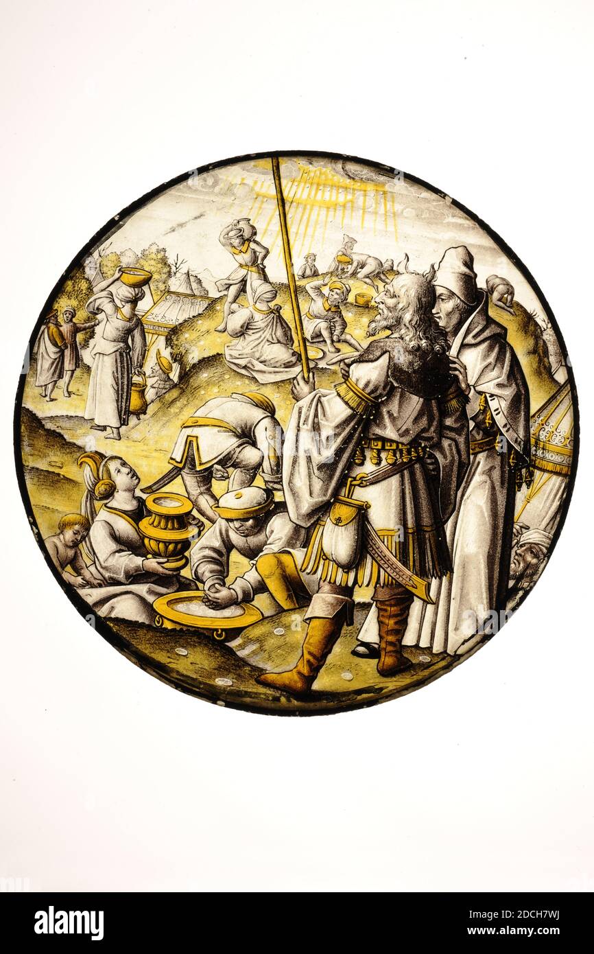 Glasscheibe, c. 1510-1520, Durchmesser: 22,8cm 228mm, biblische Darstellung, Runde Glasscheibe mit einer gefärbten Darstellung des Manna-Regens aus dem biblischen Buch Exodus. Rechts Moses, der Mann mit dem Stab, Reisetasche und Haar in Hörner-Form, und Aaron, der den Israeliten zusieht, wie sie das Manna aus der Luft fangen oder es mit Schüsseln und Gefäßen vom Boden abholen. Die himmlischen Strahlen weisen auf die Gegenwart Gottes hin. Bild in Grisaille und silbergelb, ohne Rahmen, 1970 Stockfoto