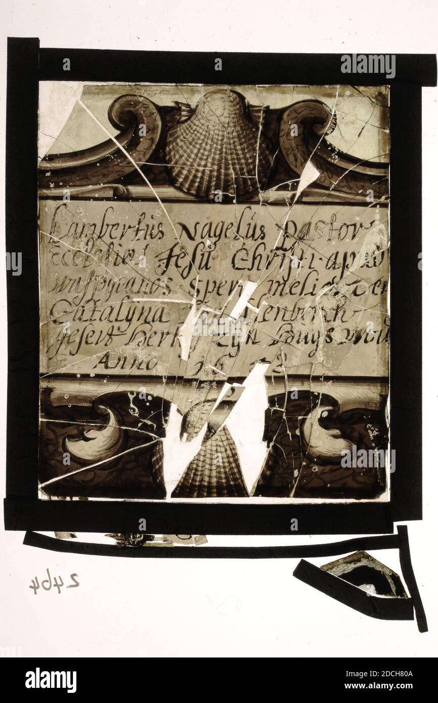 Glasscheibe, Anonym, 1653, gebeizt, Allgemein: 13 x 11cm 130 x 110mm, Original rechteckiges Fenster mit gebeizter Inschrift: Lambertus Nagelus Pastor Ecclesiae Jesu Christi apud waspycanos sper [o] meloria et Catalyna van Alenborch seese Herzog seine Hausfrau Anno 1643. Über dem Text Lob mit Jakobsmuscheln, Jakobsmuschel Stockfoto