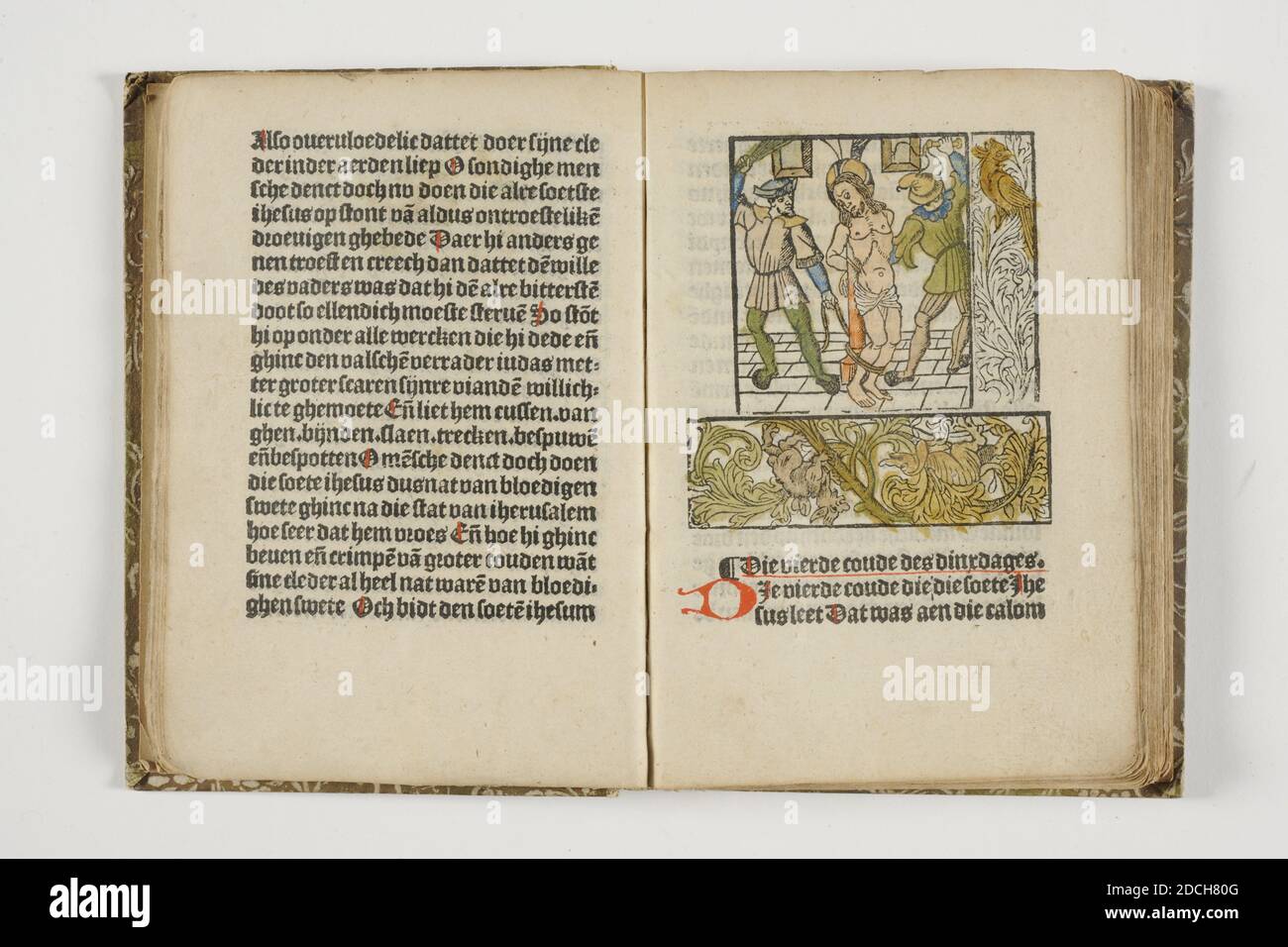 Buch, ca. 1500, Tusche, Karton, Papier, Allgemein: 14.5 x 10.5 x 1.7cm 145 x 105 x 17mm, Tier, Blume, biblische Darstellung, christus, Gebetbuch Goeder devocien ende oeffeninghe, gedruckt von Jan Severs. Das gebundene Buch enthält einen Einband mit einem floralen Motiv. Der Innenraum besteht aus unnummerierten Seiten mit Text und zehn Holzschnitten. Die Holzschnitte sind von Rändern mit Blumen und Tieren umgeben und von Hand gefärbt. Auf der Titelseite ist ein Holzschnitt mit der Darstellung von Christus in Gethsemane, mit in schwarzen Buchstaben der Text Een boxxken van goed devocien ende oeffeninghe wie man darüber betete Stockfoto