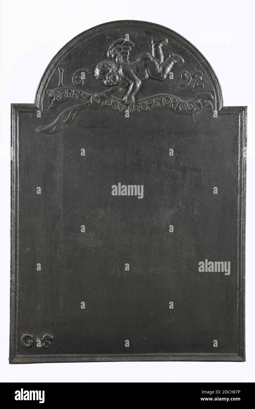 fireback, Anonymous, 1692, Cast, Allgemein: 93 x 64.3 x 1.7cm 930 x 643 x 17mm, Iron Fireback mit dem Bild eines schwimmenden Engels zwischen dem Jahr 1692. Der Engel hat einen Palmenzweig in der Hand. Auf einem Band darunter befindet sich der Text FREEDE DEN MENSCHEN OP EREN. Das Kochfeld ist rechteckig und hat eine halbrunde Oberseite. In der linken unteren Ecke ist die Gießmarke, Engel Stockfoto