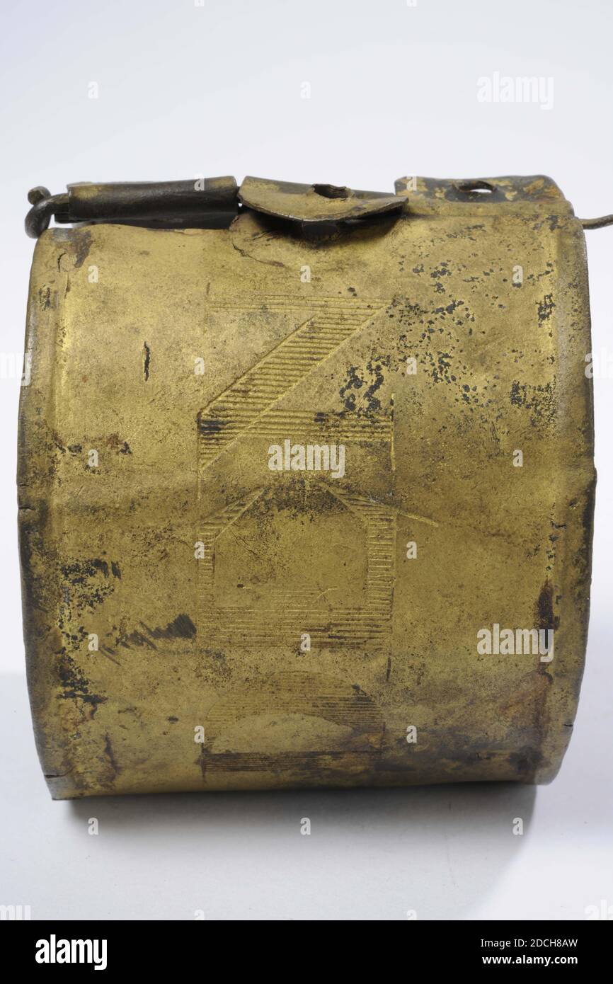 Halsband, Anonymous, 1701, Allgemein: 6,8 x 7,3cm 68 x 73mm, Wappen, Blei, Halsband aus Kupfer eines der Schwäne, außen vergoldet, mit Verschluss mit Sperrstift. Das Band ist außen eingraviert: Das Wappen der Stadt Leiden [zwei gekreuzte Schlüssel] mit LEYDEN und dem Jahr 1701, 1900 Stockfoto