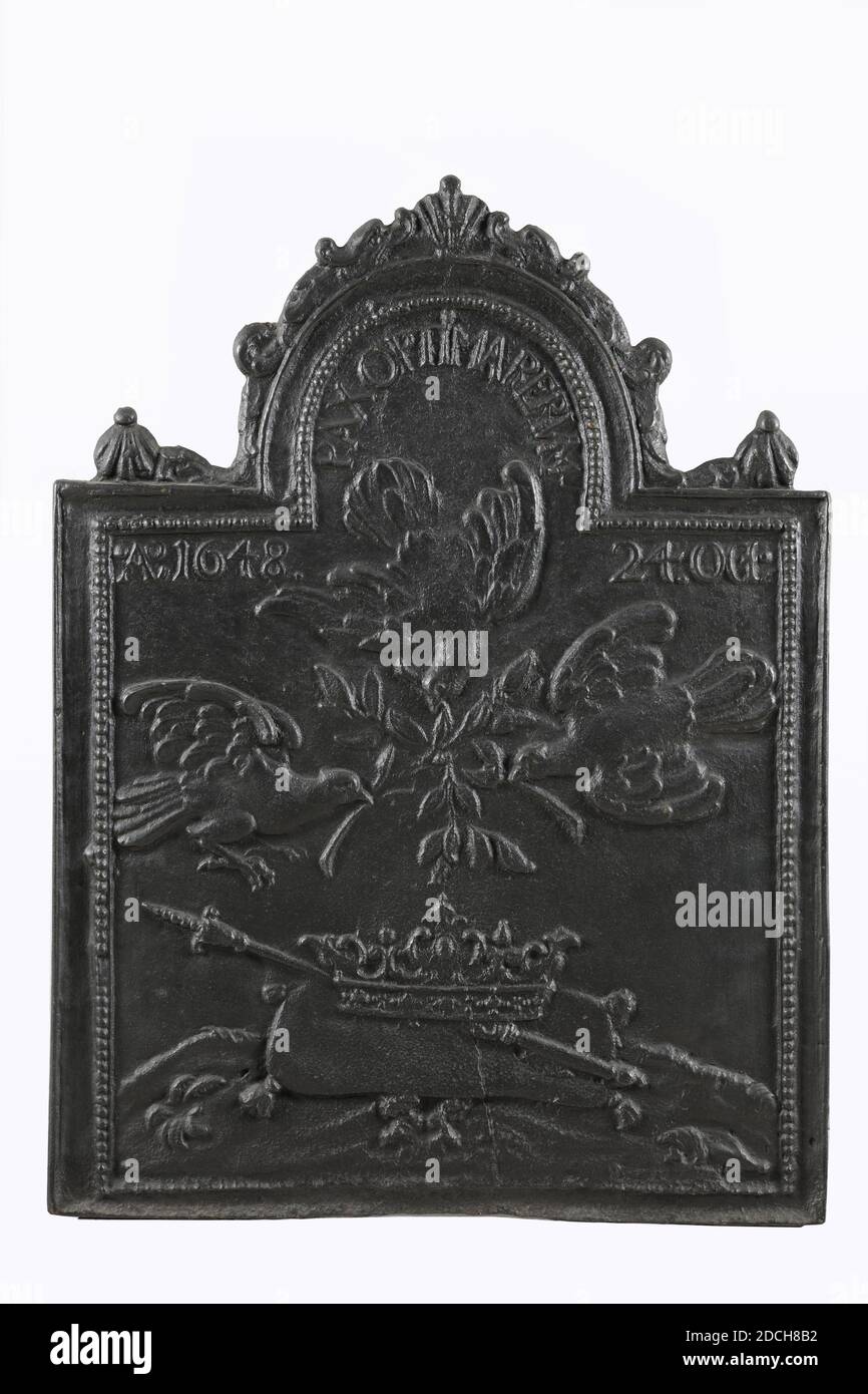 fireback, Anonymous, zweite Hälfte 17. Jahrhundert, gegossen, Allgemein: 87 x 64.5 x 2cm 870 x 645 x 20mm, Taube, Iron Fireback mit drei aufeinander fliegenden Tauben. Im Schnabel halten sie einen Olivenzweig. Die Tauben symbolisieren die drei Vertragspartner des Westfälischen Friedens: Den deutschen Kaiser Ferdinand III., König Ludwig XIV. Von Frankreich und Königin Christina von Schweden. Darunter, auf einem Kissen sind eine Krone und ein Zepter. Oben steht die Aufschrift PAX OPTIMA RERUM Frieden ist das höchste gut und auf beiden Seiten ist das Datum, an dem der Vertrag unterzeichnet wurde: AO 1648, 24. Okt. die Aufführung ist Stockfoto