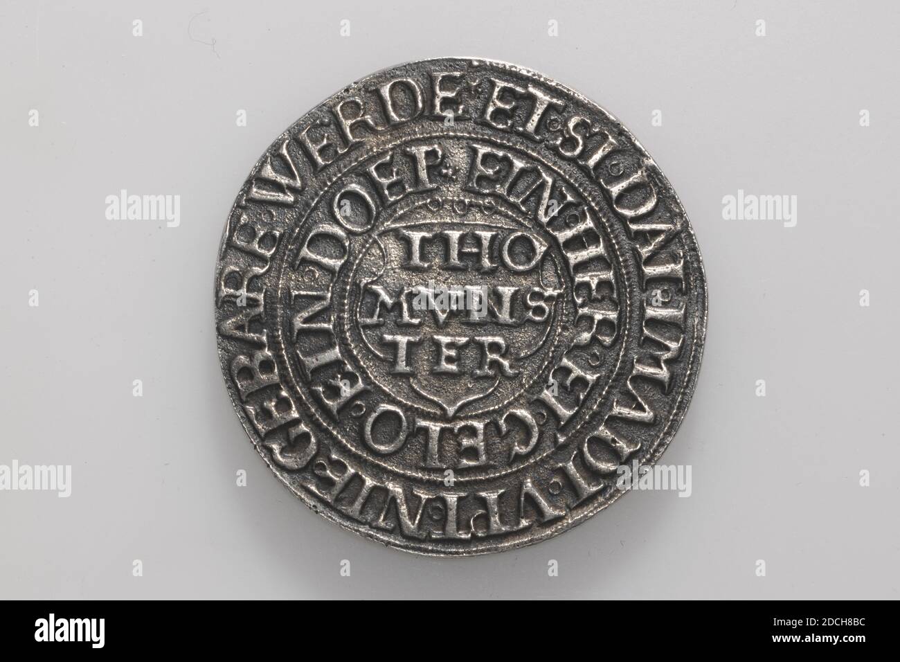 Münzwechsel, Anonymous, 1534, geprägt, Allgemein: 3.4 x 0,2cm 34 x 2mm, Munster Silber Abaptist Taler, 1534. Auf der Vorderseite in der Mitte ist die Inschrift, DASS WORT FLEIS G WORT V ist [?] EIN VN VNS 1534. WANET IN VNS. Zwischen zwei Kanten ist die kreisförmige SO MACHI [?] GADES RIRE NICHT SCHEI. Auf der Rückseite befindet sich ein mittig abgebildeter Schild mit der Aufschrift THO MVNS TER. Es ist zwischen zwei Kanten einher Ei GELO EIN DOEP umgeben. Um es herum, es sagt zwischen WERDE ET SI, DASS IMADT VPTnie BEARED WERDE, 1999 Stockfoto