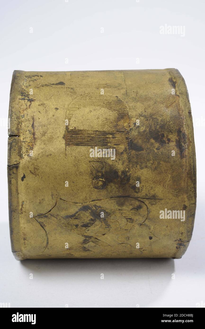 Halsband, Anonymous, 1701, Allgemein: 6,8 x 7,3cm 68 x 73mm, Wappen, Blei, Halsband aus Kupfer eines der Schwäne, außen vergoldet, mit Verschluss mit Sperrstift. Das Band ist außen eingraviert: Das Wappen der Stadt Leiden [zwei gekreuzte Schlüssel] mit LEYDEN und dem Jahr 1701, 1900 Stockfoto