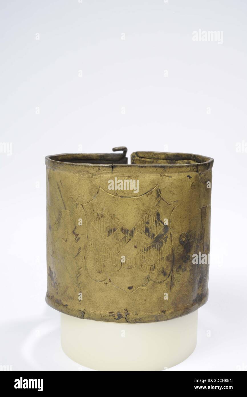 Halsband, Anonymous, 1701, Allgemein: 6,8 x 7,3cm 68 x 73mm, Wappen, Blei, Halsband aus Kupfer eines der Schwäne, außen vergoldet, mit Verschluss mit Sperrstift. Das Band ist außen eingraviert: Das Wappen der Stadt Leiden [zwei gekreuzte Schlüssel] mit LEYDEN und dem Jahr 1701, 1900 Stockfoto
