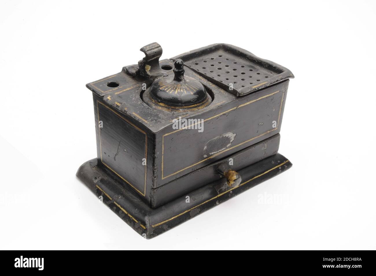 Inkwell, Anonymous, erste Hälfte des 18. Jahrhunderts, schwarz lackierter Zinn-Tintenfass mit goldenen Linien verziert. Mit Sandkasten und Schublade mit Knopf unten. Das rechteckige ganze ist auf einer breiteren Basis. Der konvexe Deckel ist mit goldenen Strahlen verziert, allgemein: 8 x 12.9 x 8,1cm 80 x 129 x 81mm Stockfoto