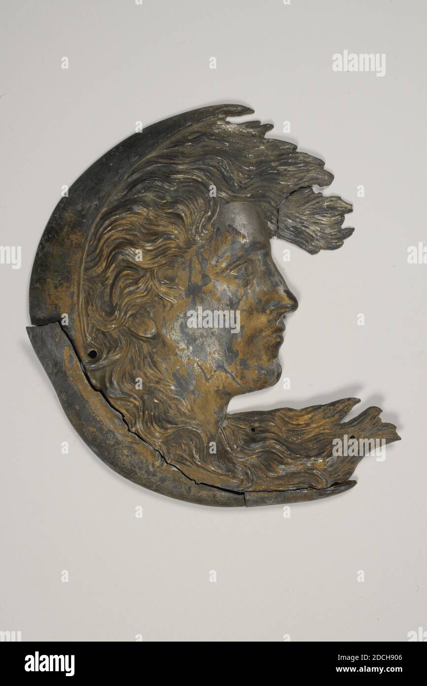 Relief, Anonymous, erstes Viertel 19. Jahrhundert, Allgemein: 36 x 29 x 1,5 cm 360 x 290 x 15 mm, Kopf, Junge, Hochrelief, das einen nach rechts gedrehten Kopf mit langen, lockigen Haaren darstellt, auf der Rückseite von einem wachenden Mond eingeschlossen. Auf der linken Seite des Ohrs eins und im Haar unten zwei Befestigungslöcher. Vergoldete Reste auf der Oberfläche, teilweise poliert. Die untere Hälfte des Peelings und das Haar auf Augenhöhe abgebrochen, 1953 Stockfoto