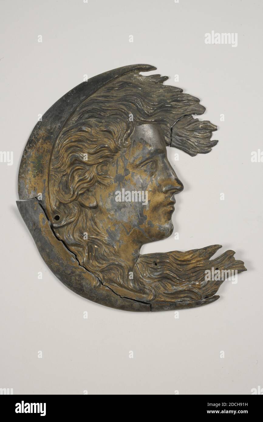 Relief, Anonymous, erstes Viertel 19. Jahrhundert, Allgemein: 36 x 29 x 1,5 cm 360 x 290 x 15 mm, Kopf, Junge, Hochrelief, das einen nach rechts gedrehten Kopf mit langen, lockigen Haaren darstellt, auf der Rückseite von einem wachenden Mond eingeschlossen. Auf der linken Seite des Ohrs eins und im Haar unten zwei Befestigungslöcher. Vergoldete Reste auf der Oberfläche, teilweise poliert. Die untere Hälfte des Peelings und das Haar auf Augenhöhe abgebrochen, 1953 Stockfoto