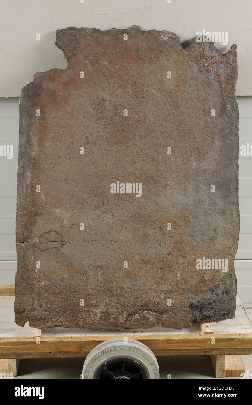 Herdplatte, Anonymous, 16. Jahrhundert, gegossen, Allgemein: 67 x 41 x 1.5cm 670 x 410 x 15mm, biblische Darstellung, Engel, Frau, Mann, Eisenherdplatte mit der biblischen Darstellung von Salomos Urteil 1 Kon. 3 im Vergleich zu 16-28. Salomo ist auf der rechten Seite dargestellt, sitzend auf einem Thron. Vor ihm auf der linken Seite ist eine knieende Frau. Mehrere andere Figuren sind mit ihnen zu sehen. Darunter befinden sich zwei Medaillons mit einer männlichen Büste und einer weiblichen Büste, getrennt durch eine Engelsfigur. Die Herdplatte ist rechteckig, 1912 Stockfoto