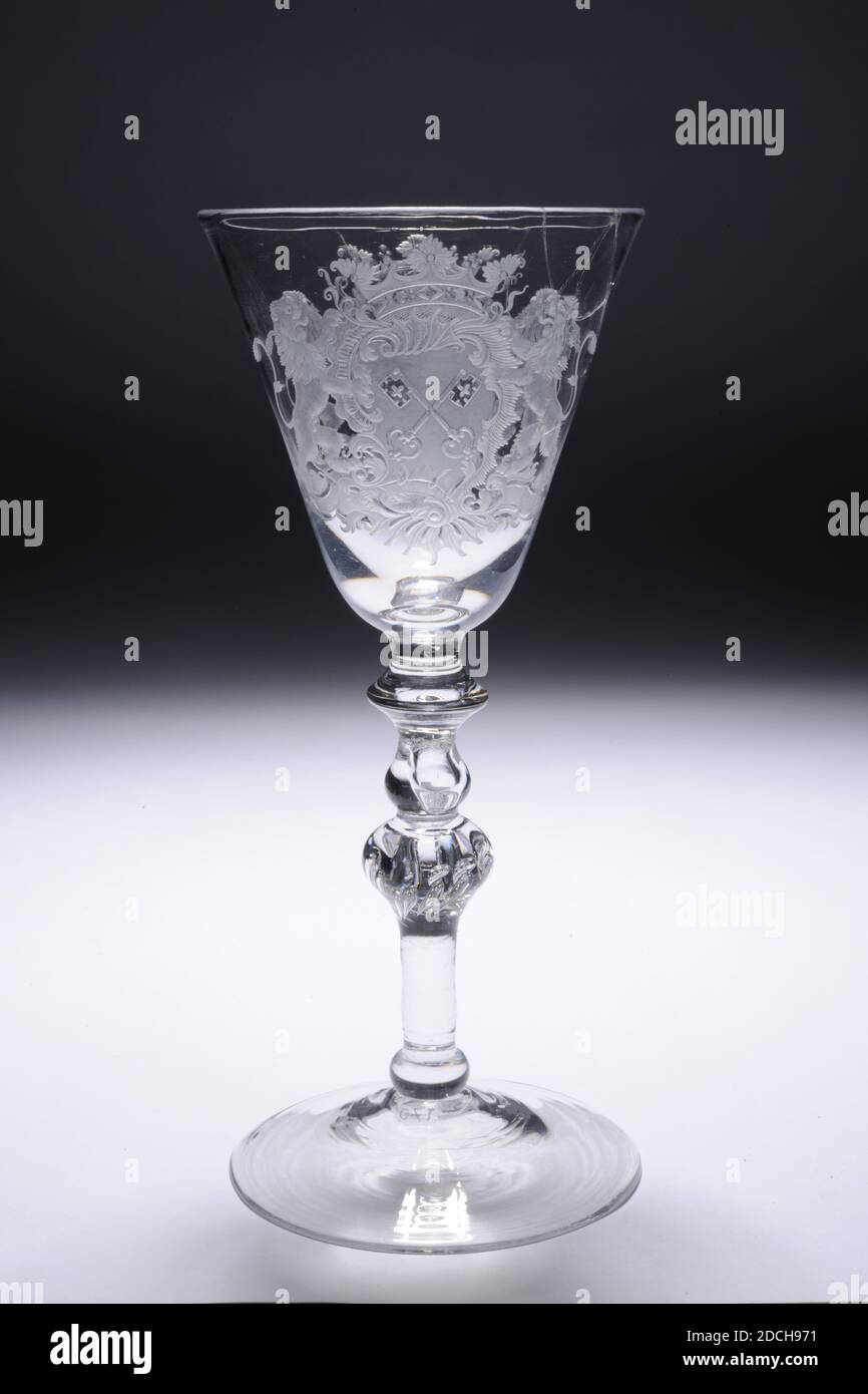 Kelch, 1758, allgemein: 19.2 x 8,4cm 192 x 84mm, Basisdurchmesser: 8,4cm / Durchmesser Kelch: 8,4cm, Stadtwappen, Wappen, Kelch aus farblosen Glas. Der Kelch hat eine aufsteigende Basis und einen Stiel mit einem Fußpunkt und einem balusterförmigen Knoten, in dem neun doppelte Luftblasen und eine einzelne Luftblase. Oben Knopf und Kragen mit Luftblase. Auf der Kelchwand wurde ein Bild des mit Löwen bedeckten und kronenbedeckten Wappens Hollands in Rokoko-Kartusche gebohrt. Gegenüber dem Wappen von Leiden, ebenfalls von Löwen gehalten und von einer Krone bedeckt und in einer Rokoko-Kartusche montiert, 1874 Stockfoto
