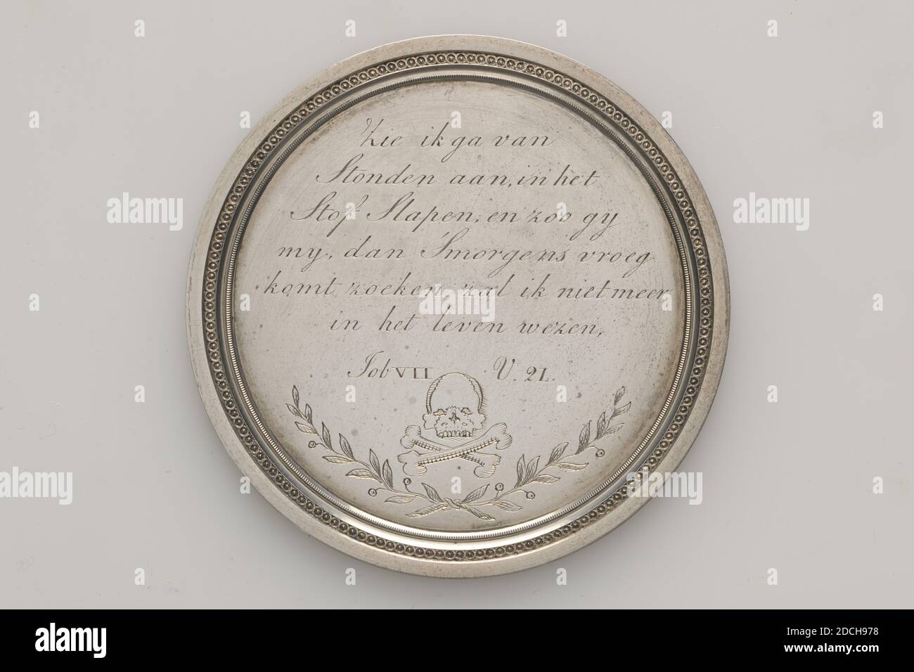 Familienmarke, Anonymous, 1822, graviert, General: 5,9 x 0,2cm 59 x 2mm, Gewicht: 23,7g, Totenkopf, Silberne Trauermedaille von Hermanus Udeman, R.K. Priester und beauftragter des Seminars in Warmond, gestorben in Amsterdam 1822. Die Medaille ist mit einem aufwendig gearbeiteten und profilierten Münzrand versehen. Auf der Vorderseite eine zwölfzeilige Inschrift: In Erinnerung an die Very Honor.n Heer Hermanus Udeman R.C. Priester, Pastor und Oberen des Beggijnhofs und Provisor des R.C. Seminar in Warmond, gestorben in Amsterdam am 14. April 1822, im Alter von 57 Jahren. RIP: Auf der Rückseite eine siebenzeilige Inschrift: Siehe ich bin Stockfoto