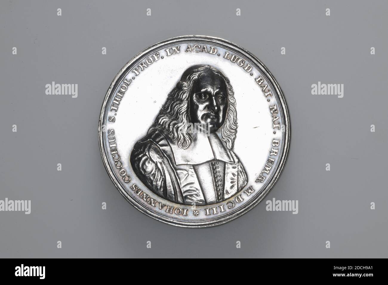 Familienmedaille, Johannes Smelledzing, 1669, geprägt, Allgemein: 4.3 x 0,3cm 43 x 3mm, Gewicht: 30,4g, Buch, Männerportrait, Sonne, Büste, Lamm, Silberne Trauermedaille von Johannes Cocceius 1603-1669, Professor für Theologie. Auf der Vorderseite ein Porträt und Gesicht, nach rechts gedreht, mit einer Bildunterschrift: JOHANNES COCCEIUS S. THEOL. PROF. IN ACAD. LUGD.BAT.NAT. BREMAE MDCIII auf der Rückseite: Das offene Buch mit den sieben Siegeln, das auf einer Wolke ruht. Darüber eine strahlende Sonne mit dem Lamm. Unter dem Buch das Rundschreiben: VICIT, 1892 Stockfoto