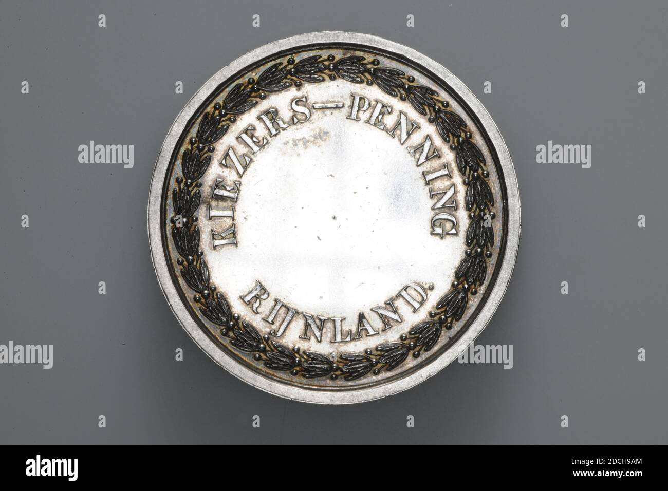 Medaille, Anonymus, 1836, geprägt, Allgemeines: 3,9 x 0,3cm 39 x 3mm, Gewicht: 22,6g, Wappenschild, Silberne Wählermedaille aus Rijnland. Auf der Vorderseite befindet sich das gekrönte Wappen von Rijnland, bestehend aus einem doppelköpfigen Adler mit einem Wappen mit einem aufsteigenden Löwen davor. Auf der Rückseite ein Lorbeerkranz mit der Aufschrift KIEZERS-PENNING RIJNLAND. Die Medaille hat einen profilierten Rand, 1879 Stockfoto