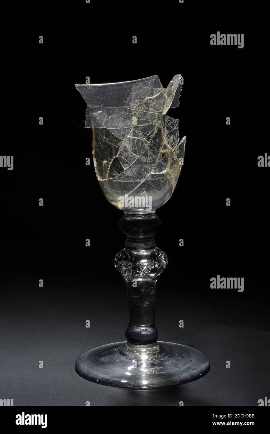 Kelch, zweites Viertel 18. Jahrhundert, Allgemein: 19 x 9cm 190 x 90mm, Kelch aus farblosen Glas. Der Kelch hat einen fast flachen Fuß, einen dicken Stiel mit Fuß und oberen Ring und einen Knopf mit sieben doppelten Luftblasen. Kelch mit rundem Boden. Auf der Kelchwand wurde ein Bild von Duivenbodes Wappen eingraviert, das auf zwei Delfinen ruhte. Außerdem die Inschrift: 't Welvaaren van desen Huysen. Der Kelch ist zerbrochen und teilweise wieder zusammengesetzt, Waffenzeichen, Delphin Stockfoto