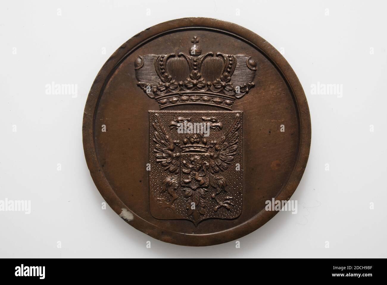 Medaille, Anonymus, 1836, geprägt, Allgemeines: 3,9 x 0,3cm 39 x 3mm, Gewicht: 22,6g, Wappenschild, Silberne Wählermedaille aus Rijnland. Auf der Vorderseite befindet sich das gekrönte Wappen von Rijnland, bestehend aus einem doppelköpfigen Adler mit einem Wappen mit einem aufsteigenden Löwen davor. Auf der Rückseite ein Lorbeerkranz mit der Aufschrift KIEZERS-PENNING RIJNLAND. Die Medaille hat einen profilierten Rand, 1879 Stockfoto