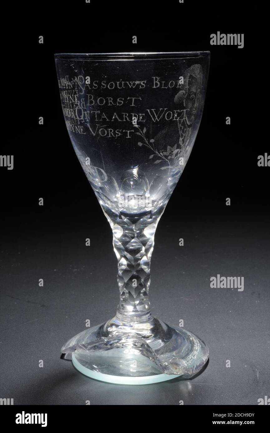 Kelch, letztes Viertel des 18. Jahrhunderts, Allgemein: 15.3 x 7,3cm 153 x 73mm, Basisdurchmesser: 7.0cm / Durchmesser Kelch: 7,3cm, Porträt, Mann, Kelch aus farblosen Glas. Der Kelch hat eine schräge Basis und einen massiven, facettierten Stamm. Auf der Kelchwand wurde ein Diamantpunktewerk von Willem V. in Diamantpunktearbeit unter zwei Orangenblütenzweigen und auf der anderen Seite in vier Zeilen die Inschrift: Because I Know My Nassau's Bloe Feeling in Myne Borst für Degenerate Law to Haate Myne Vorst platziert. Unter den Buchstaben CWD, 1958 Stockfoto