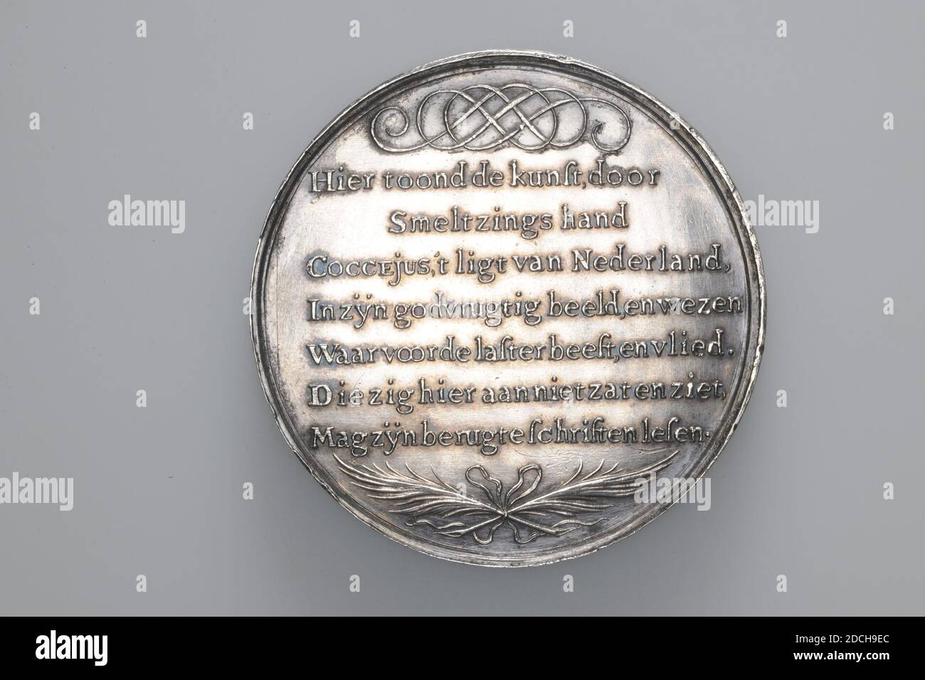 Familienmedaille, Johannes Smelledzing, 1669, geprägt, Allgemein: 4.8 x 0,3cm 48 x 3mm, Gewicht: 45,4g, Männerportrait, silberne Trauermedaille von Johannes Cocceius 1603-1669. Auf der Vorderseite ist die Büste von Johannes Cocceius von vorne zu sehen und um ein Viertel nach rechts gedreht. Zu diesem Bild das Rundschreiben: JOHANNES COCCEIUS THEOL.NAT.B. 1603. DENAT.LB. 1669. Ganz unten in ganz kleinen Buchstaben die Initialen des Herstellers: J S. auf der Rückseite unter doppelter Locken eine siebenzeilige Inschrift: Hier liegt die Kunst, von der Hand des Schmelzens Coocejus' t von den Niederlanden, in seinem göttlichen Bild und Wesen für das die Stockfoto