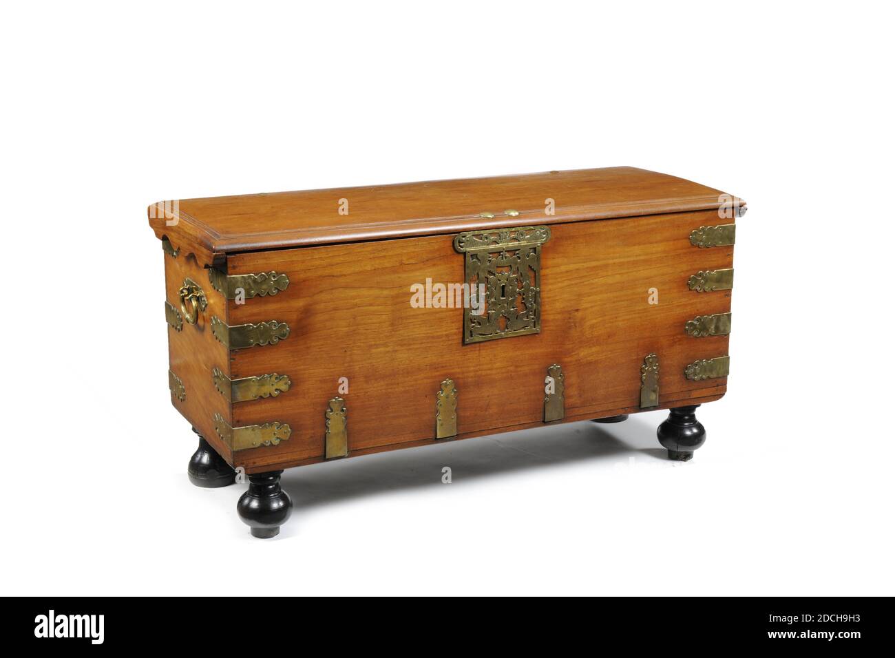 Allgemein: 73.5 x 144.5 x 55.8cm 735 x 1445 x 558mm, Drache, Delphin, Lilie, Brust mit gravierten Messingbeschlägen, stehend auf einem losen Sockel mit kugelförmigen Beinen. Der Deckel hat konvexe Profilkanten und akzentuierte gesägte Teile unter dem Deckel. Die Brust hat vier Schwanzgriffe an den vorderen Ecken, drei an den hinteren Ecken und vier an der Unterseite, die nach innen laufen, alle mit einem lilienförmigen Ende. Die ovalen Seitengriffe mit der gleichen Art von Platte mit einem lilienförmigen Ende. Die Box steht auf einem Sockel mit sphärischen Beinen, Die Front ist anders in Form als die Rückseite Stockfoto