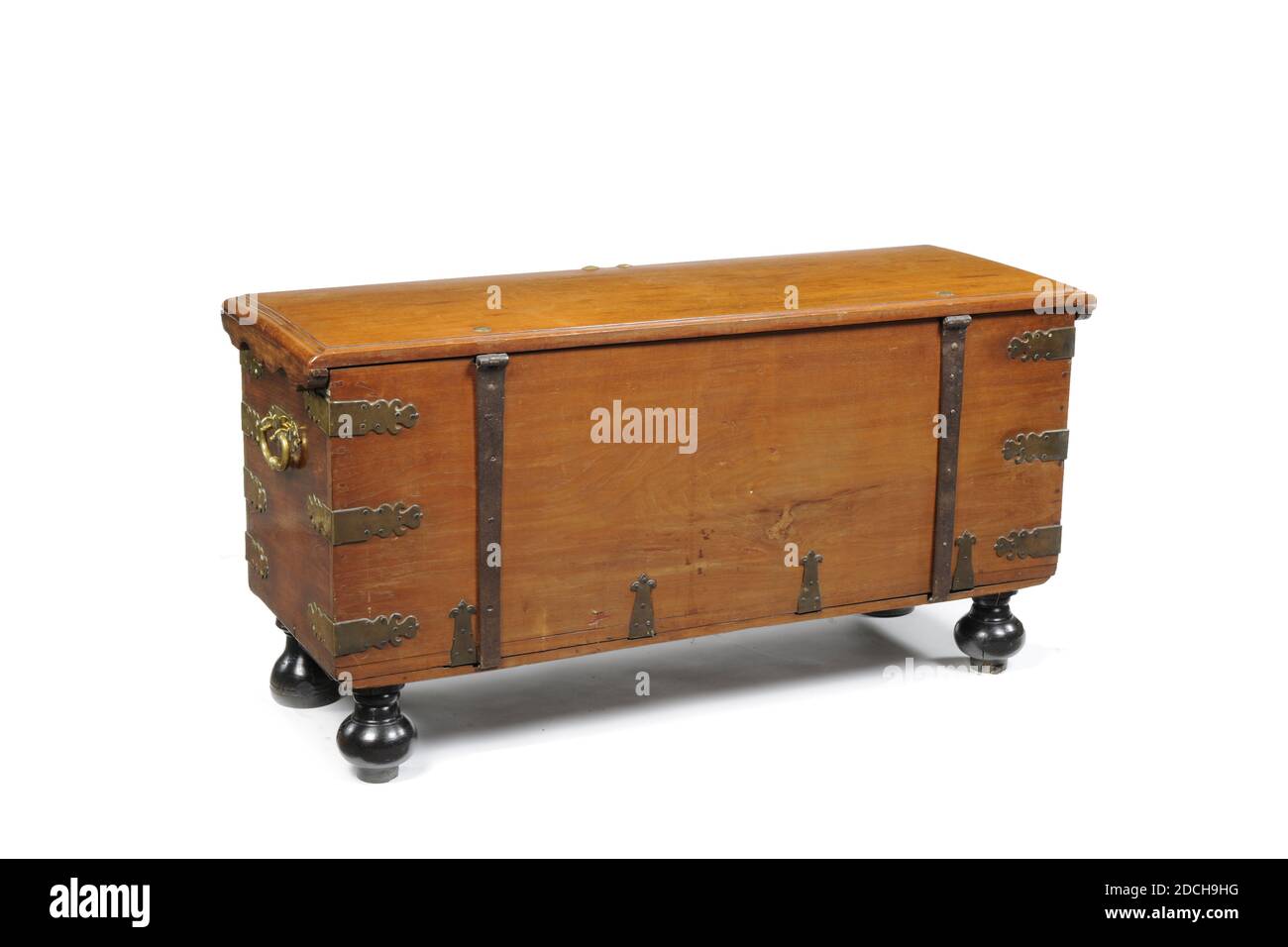 Allgemein: 73.5 x 144.5 x 55.8cm 735 x 1445 x 558mm, Drache, Delphin, Lilie, Brust mit gravierten Messingbeschlägen, stehend auf einem losen Sockel mit kugelförmigen Beinen. Der Deckel hat konvexe Profilkanten und akzentuierte gesägte Teile unter dem Deckel. Die Brust hat vier Schwanzgriffe an den vorderen Ecken, drei an den hinteren Ecken und vier an der Unterseite, die nach innen laufen, alle mit einem lilienförmigen Ende. Die ovalen Seitengriffe mit der gleichen Art von Platte mit einem lilienförmigen Ende. Die Box steht auf einem Sockel mit sphärischen Beinen, Die Front ist anders in Form als die Rückseite Stockfoto