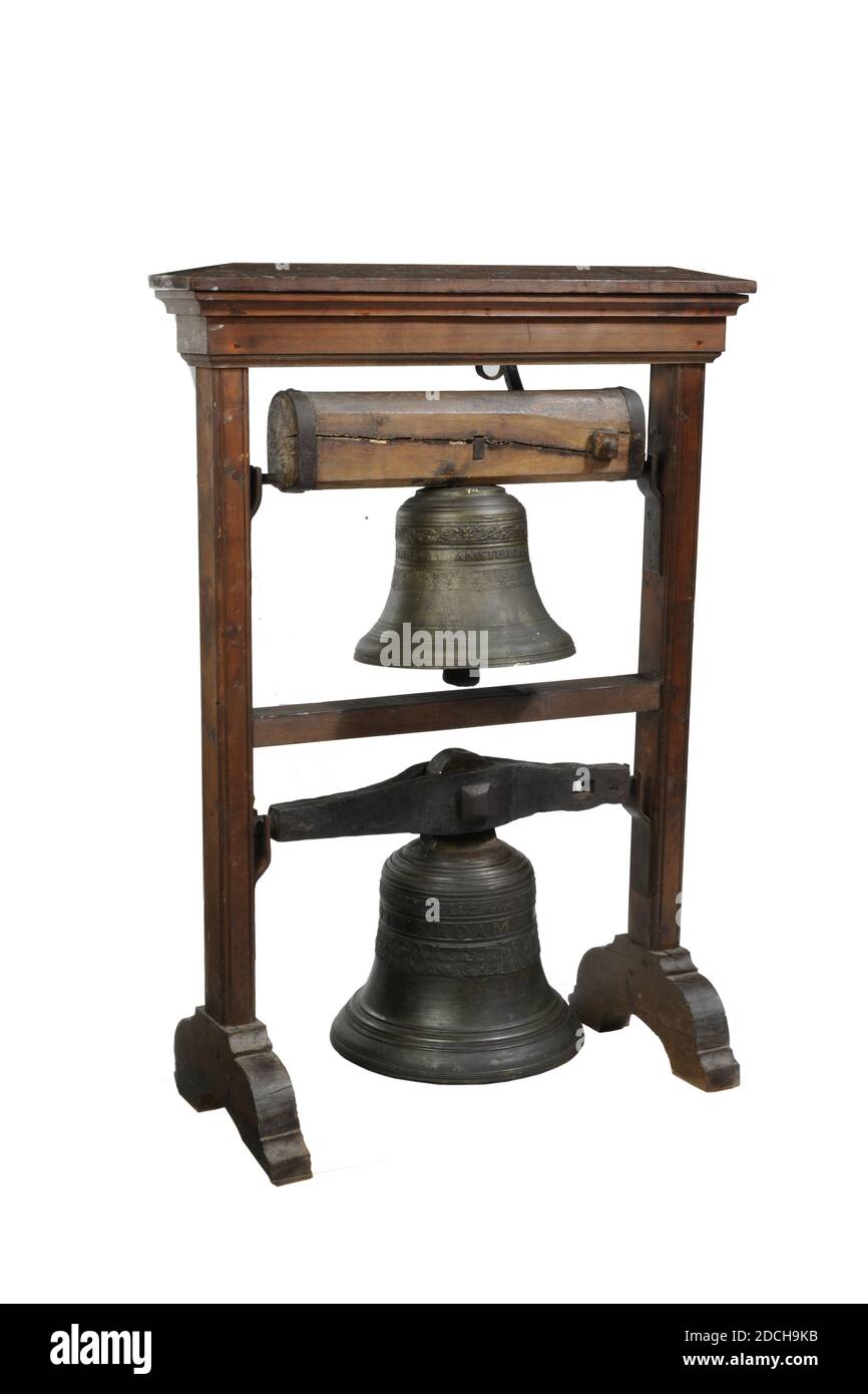 Uhr, G. Bakker, 1784, rundherum: G. BAKKER ROTTERDAM 1784, Bronze, Eisen, Uhr: 44 x 38cm 440 x 380mm, Uhr mit Eisenaufhängung: 44 x 63 x 38cm 440 x 630 x 380mm, Lagerung / Einrichtung, zusammen mit inv.no. 711 im Uhrstuhl: 121 x 85 x ca. 53 cm 1210 x 850 x 530 mm, Bronzeuhr, aus Den Haag und Delfter Quellhaus am Wittepoort, Leiden. Die Uhr ist einfach mit geformten Kanten verziert: Unten ein Ring aus parallelen Linien, über dem Jahr 1784, darüber wieder und Rand mit Akanthus-Blatt, und darüber der Name des Herstellers und Herstellungsort G. Bakker Rotterdam Stockfoto