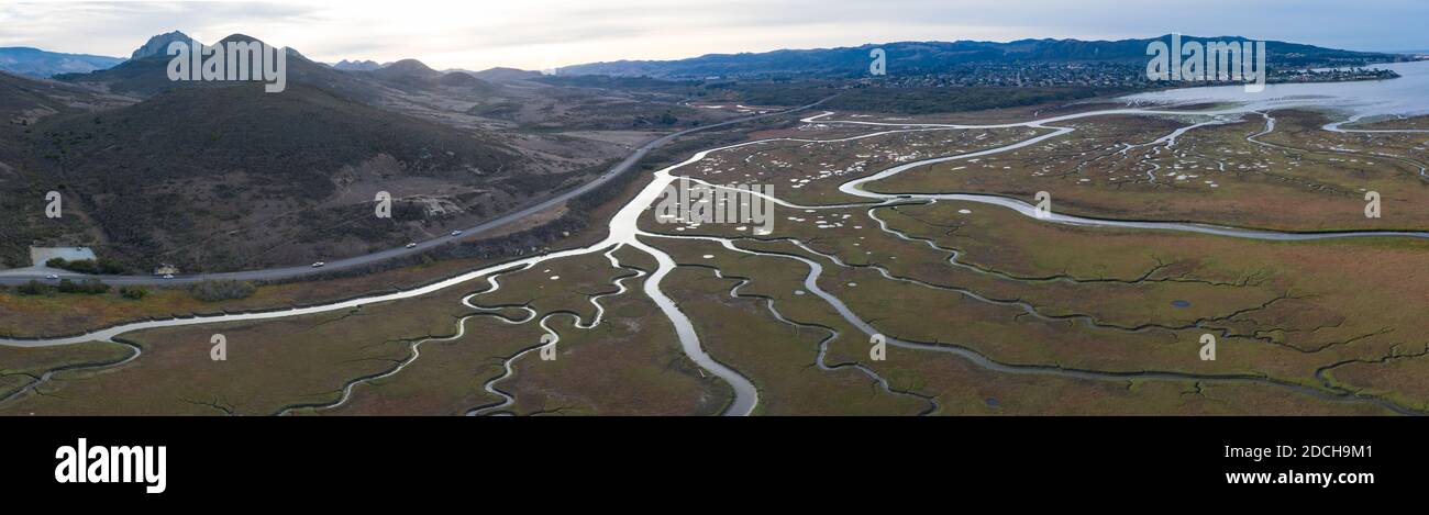 Schmale Kanäle schlängeln sich durch eine wunderschöne Mündung in Zentralkalifornien. Die Mündungen bilden sich, wenn sich der Frischwasserabfluss trifft und sich mit Meerwasser vermischt. Stockfoto