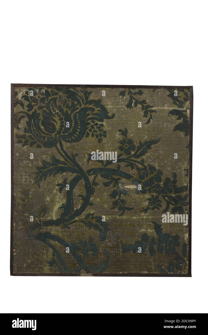 Tapete, Anonymous, erste Hälfte des 18. Jahrhunderts, Sperrholz, Holz, Farbe, Leinen, Wandmontage, Stahl Velouté Tapete in Grüntönen. Das Leinen ist grün gefärbt und dunkelgrüne Motive werden mit Schablonen darauf aufgetragen. Die Tapete wurde später auf einer Sperrholzplatte befestigt und in einem schmalen Holzrahmen platziert, mit Rahmen: 62.5 x 59.5 x 1cm 625 x 595 x 10mm Stockfoto