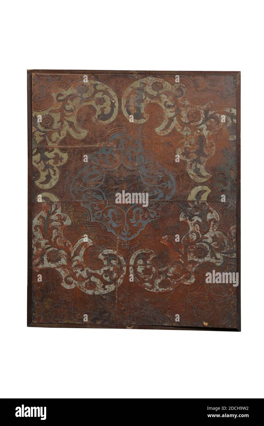 Tapete, Anonymous, 17. Jahrhundert, Holz, Sperrholz, Farbe, Leder, Silber, Stahl Gold Leder mit einer Darstellung von lockigen Motiven in braun mit blau und grün. Das Leder besteht aus zwei Teilen. Das Muster wird über die Teile hinweg fortgesetzt. Die Tapete wurde später an einer Sperrholzplatte befestigt und in einen schmalen Holzrahmen gelegt. Auf der Rückseite befindet sich ein X auf dem Rahmen, Maße mit Rahmen: 60.5 x 50.2 x 1cm 605 x 502 x 10mm, größtes Fragment: 72 x 58 x 0,2cm 720 x 580 x 2mm, kleinstes Fragment: 7, 8 x 6.3 x 0,2cm 78 x 63 x 2mm Stockfoto