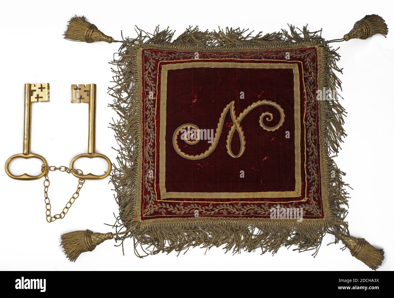 Anonymous, 1811, Galon, Silber, Samt, Kissen mit den Ehrenschlüsseln der Stadt, die Napoleon bei seiner Einreise nach Leiden am 24. Oktober 1811 überreicht wurden. Die Ehrenschlüssel sind aus vergoldetem Silber gefertigt und durch eine goldfarbene Kette verbunden. Die Schlüssel waren ursprünglich auf dem roten Samtkissen befestigt, der Samt ist an diesen Stellen leicht beschädigt. Der Buchstabe N ist in der Mitte des Kissens mit Goldfaden und Pailletten bestickt. Der Brief ist mit schmalen Goldgallungen umrahmt und dann, zwischen einer breiten und einer schmalen goldenen Zierkordel, mit einem gewundenen Zweig aus Goldfaden mit silbernen Blättern Stockfoto