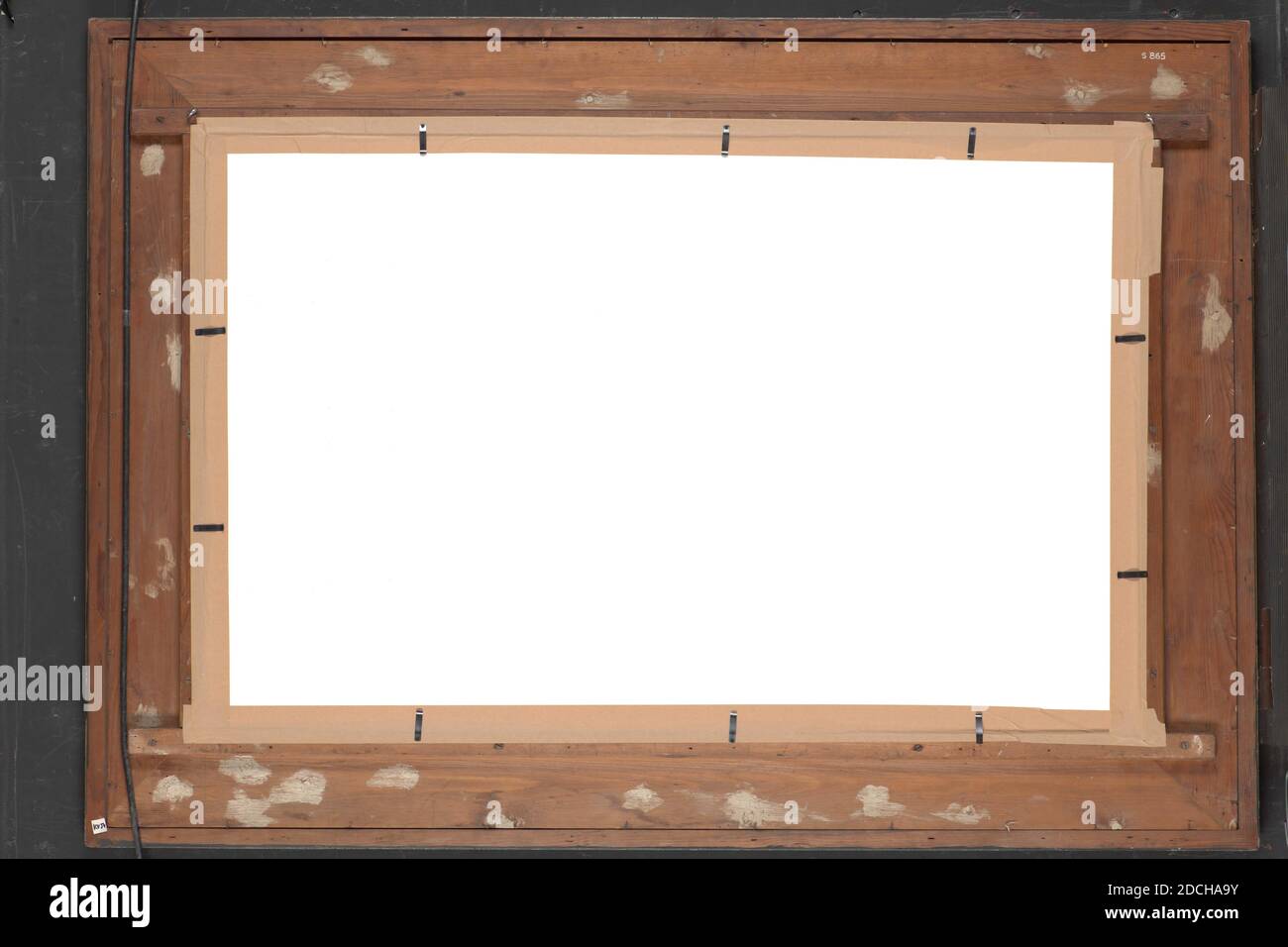 Zeichnung, Anthony Coert, 4. Viertel 19. - 1. Hälfte 20. Jahrhundert, Kreide, Karton, signiert, Träger: 73 × 115 × 0,2cm 730 × 1150 × 2mm, mit Rahmen: 103.5 × 145.6 × 2.5cm 1035 × 1456 × 25mm, Winterlandschaft, Graben, Haus, Boot, Stadtbild, Mensch, Zeichnung in farbiger Kreide, die eine topografische Fantasie zeigt, die vom Stadtbild von Leiden mit tauendem Schnee inspiriert ist. Der Kanal verläuft im Vordergrund. Im Wasser des Kanals befindet sich ein Boot auf der linken Seite. Auf dem Wasser liegen Häuser, deren Dächer hier und da noch mit Schnee bedeckt sind. Es gibt auch Schnee auf der Straße. Rechts geht ein Mann in der Nähe von A Stockfoto